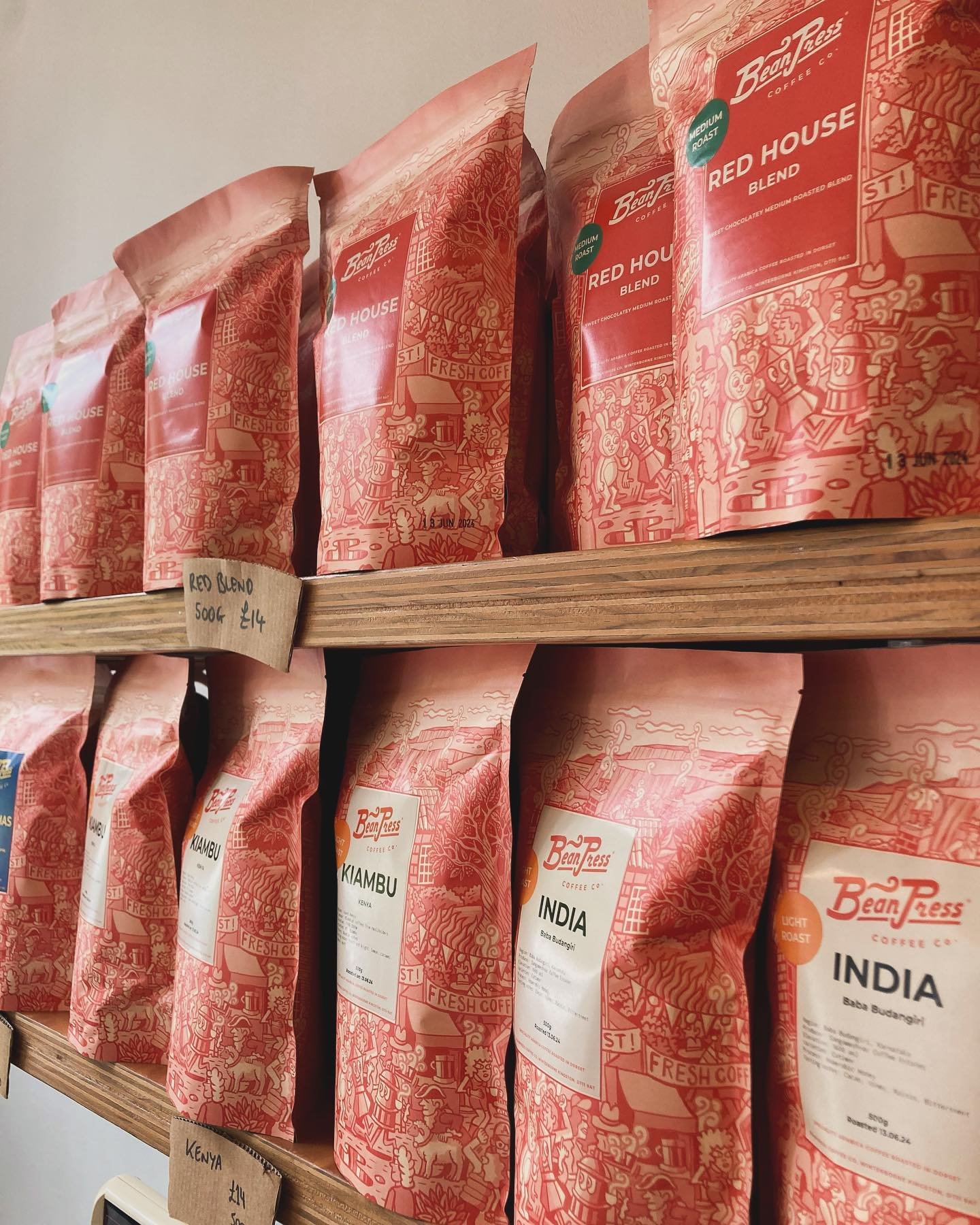 We&rsquo;ve got loads of beans that&rsquo;ll make a nice gift for a special guy! 💙 ☕️