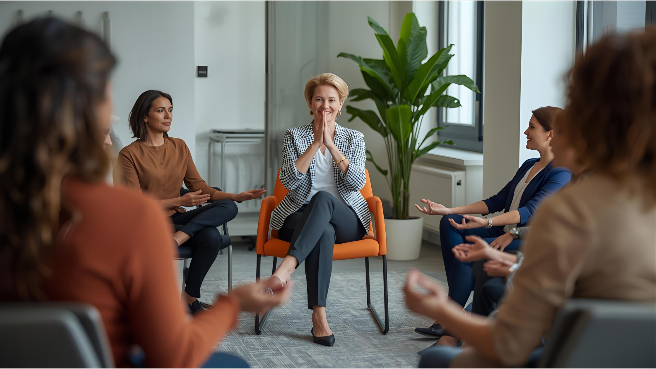 Fünf Geschäftsfrauen sitzen im Kreis für ein Meeting oder eine Gruppen-Achtsamkeitsübung.