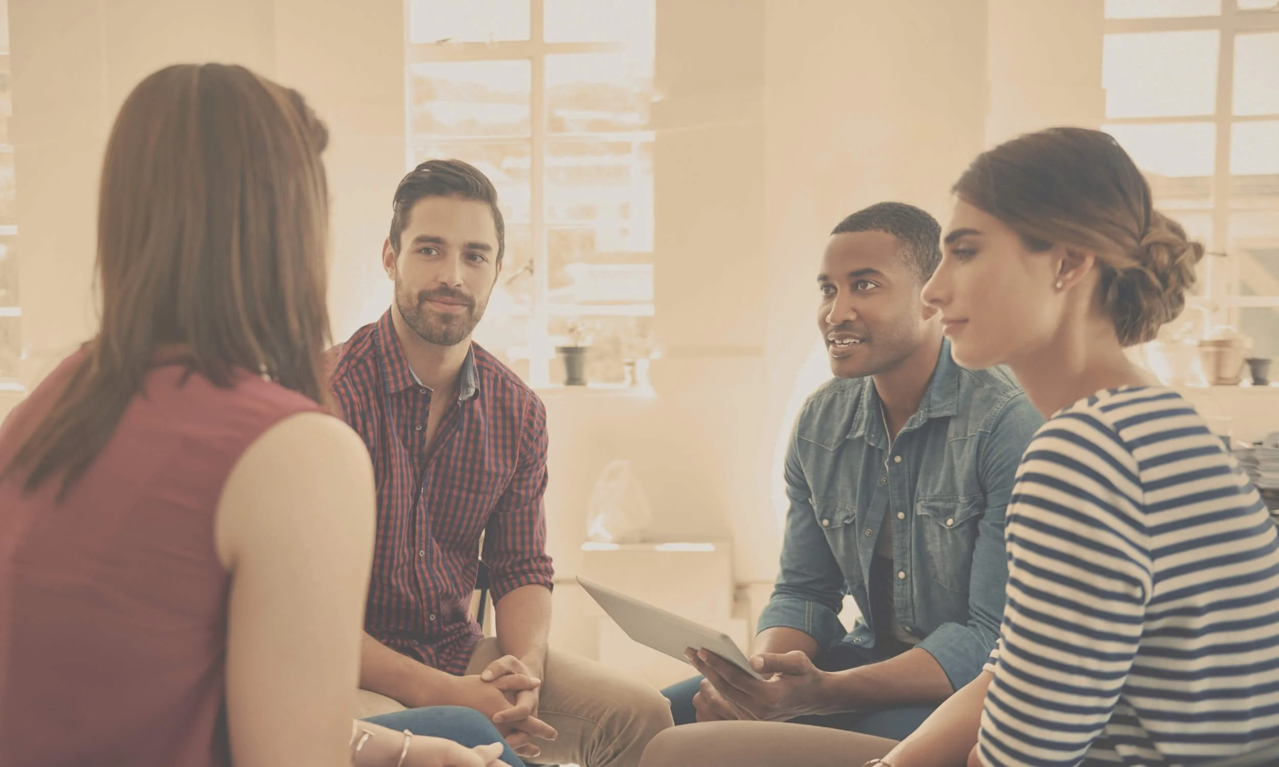 gruppe vier menschen sitzen kurs