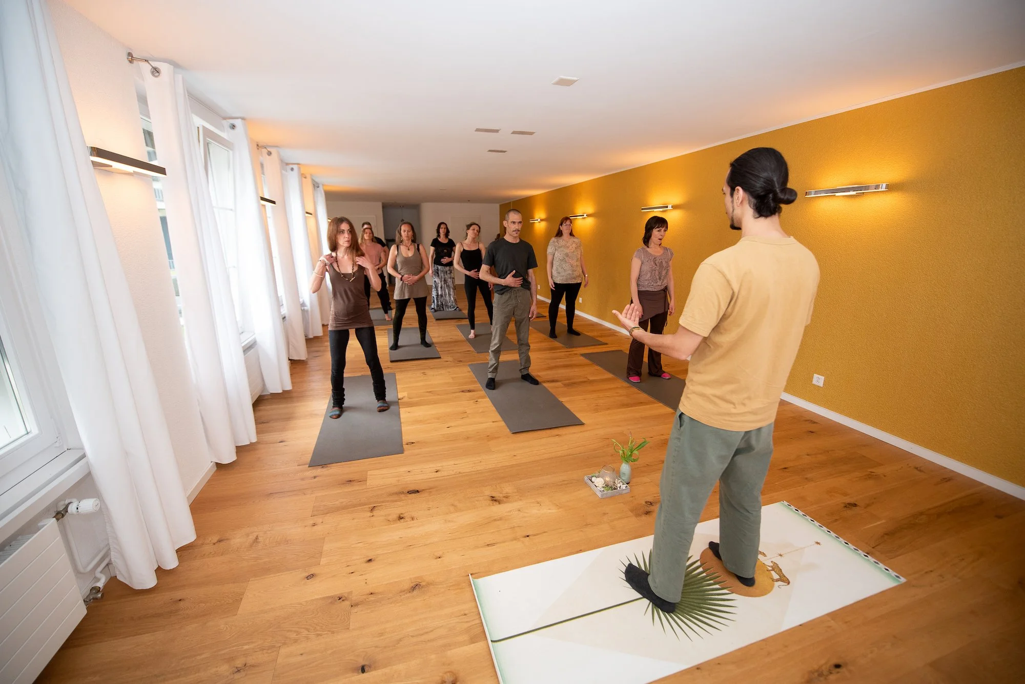 Entspannte Yoga-Klasse ohne Ablenkung im Mana Kendra Bern