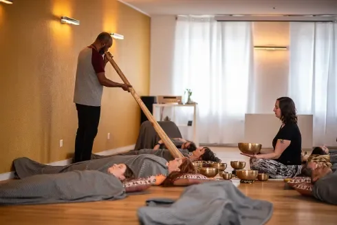 People laying in kursraum kendra during sound healing
