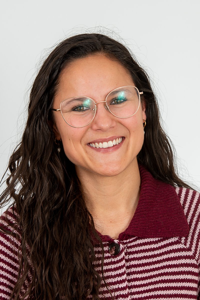 Alessia Sargenti lächelnd mit Brille