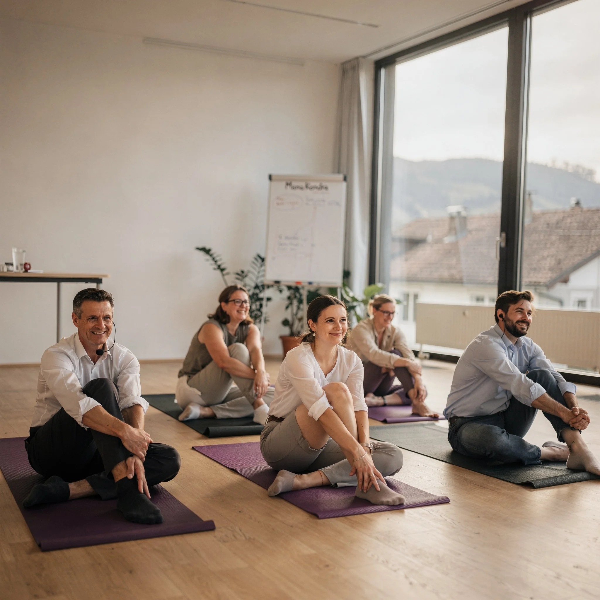 Mitarbeitende aus Berner Firma in Yogatherapie-Gruppe im Mana Kendra Ostermundigen