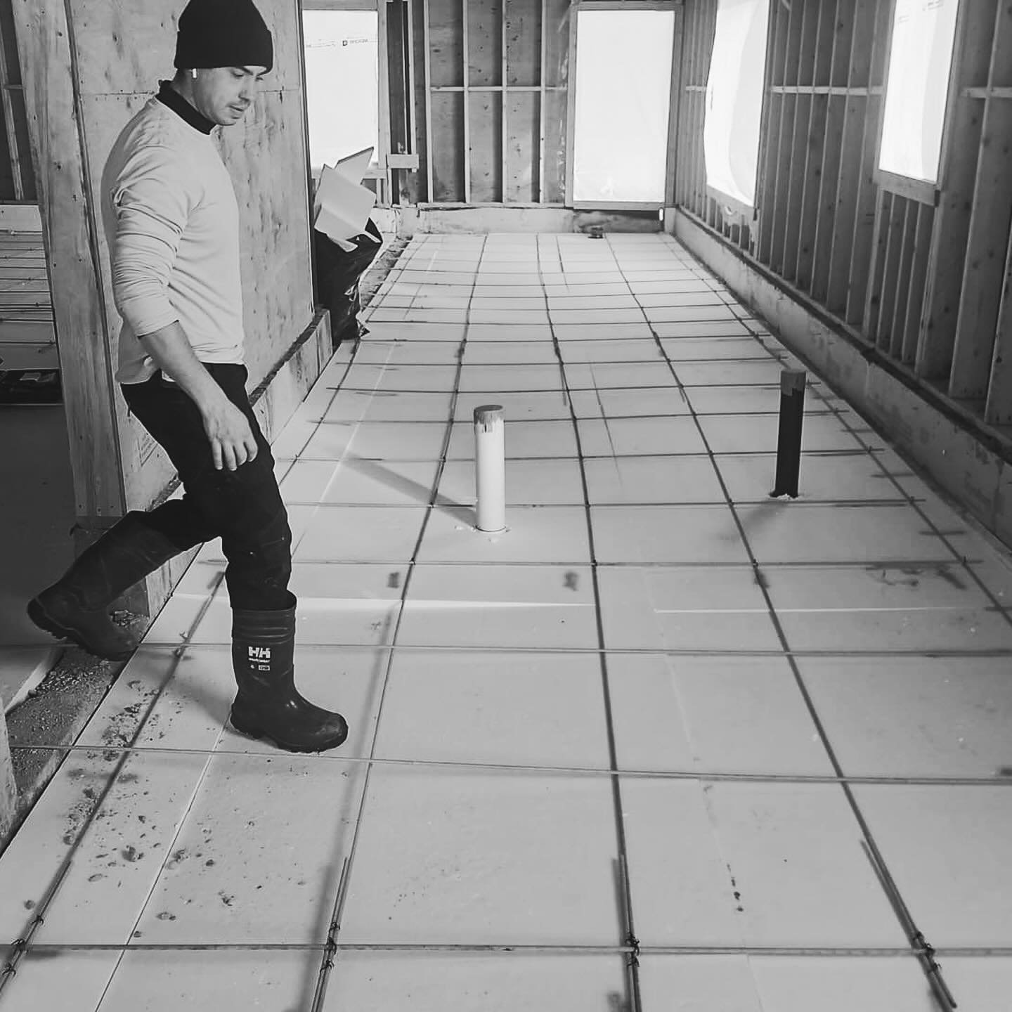 V-Rod fiberglass rebar being installed in a new @strawhatrenovations build 👀
.
.
.
.
#building #georgianbay #construction #constructionlife #builderlife #engineering #work #builders #buildersofinsta #builderssupportbuilders