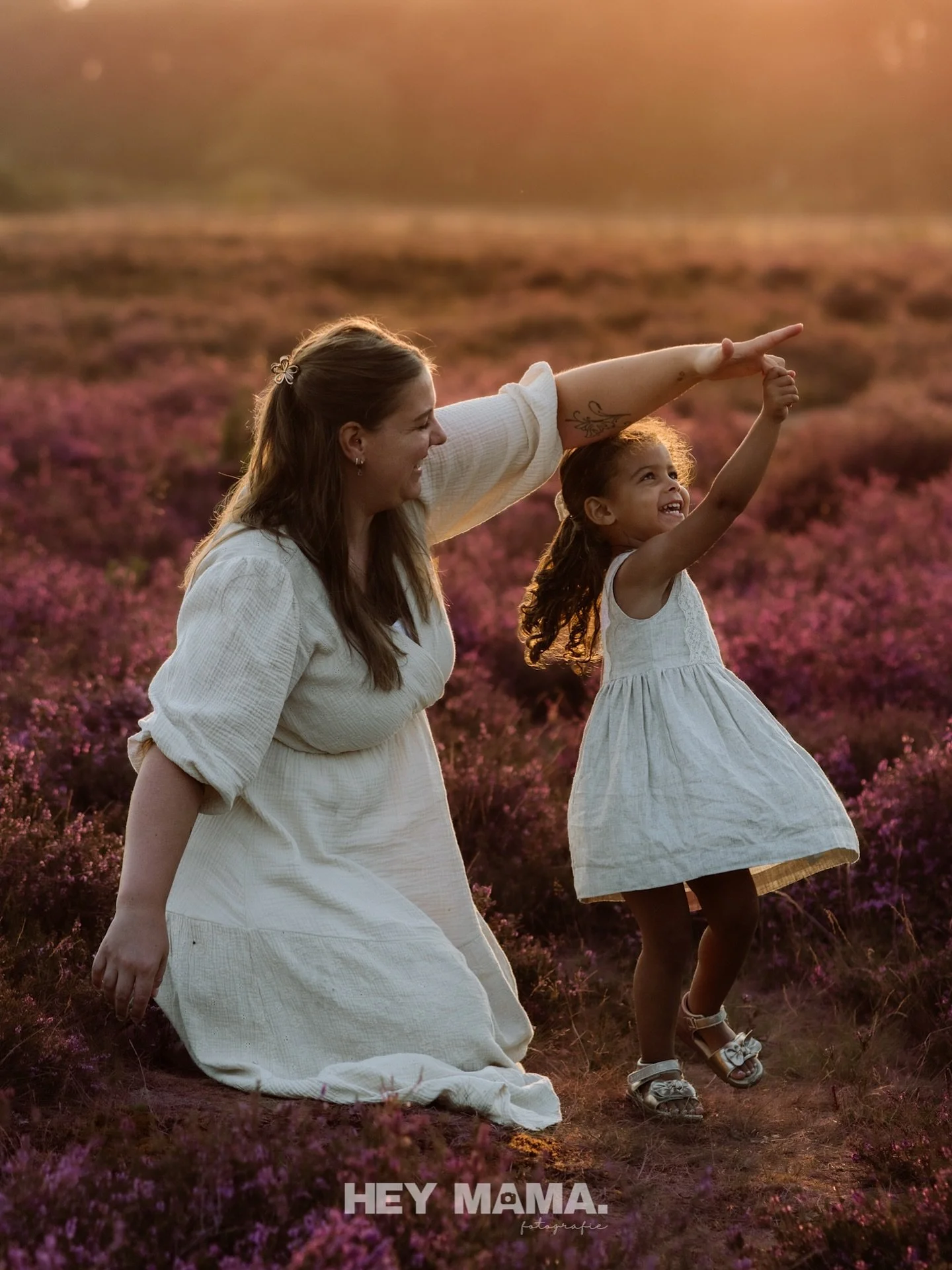 🥹💜

Oghhh wat word ik toch onwijs vrolijk van mijn werk! 
Een geweldige shoot met zonsondergang op de heide..
Perfecte outfits, geweldige band tussen moeder en dochter, prachtig weer, wat wil je nog meer. 

Toen ik terug naar huis reed met het avon