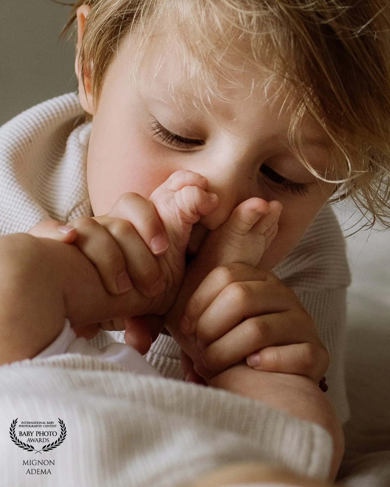 Jaaaaa! Ik heb weer een award gewonnen ✨
Mijn 9e award, niet normaal toch!🥹

Deze keer bij de Baby Photo Awards!!

Elke keer voelt het zo onwerkelijk om zo&rsquo;n erkenning te krijgen voor iets wat ik met zoveel liefde doe.
Ik maak mijn foto&rsquo;