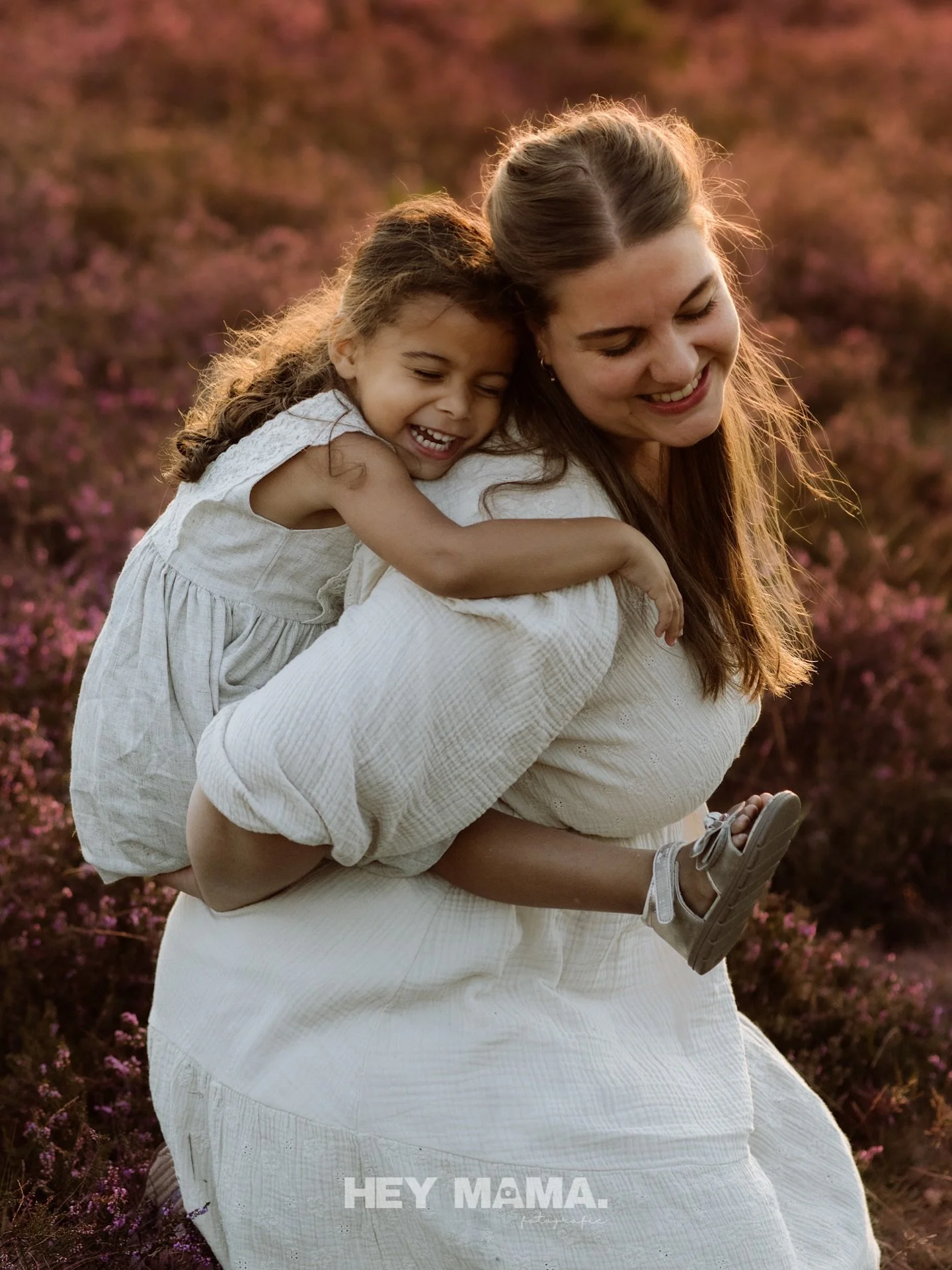 Mama, jij hoort &oacute;&oacute;k op de foto ✨

Je staat z&oacute; vaak achter de camera.
Altijd degene die de foto maakt, die de herinneringen van je kinderen bewaart.
Maar waar ben jij?

Een Motherhood shoot is voor jou.
Voor de momenten waarop je 