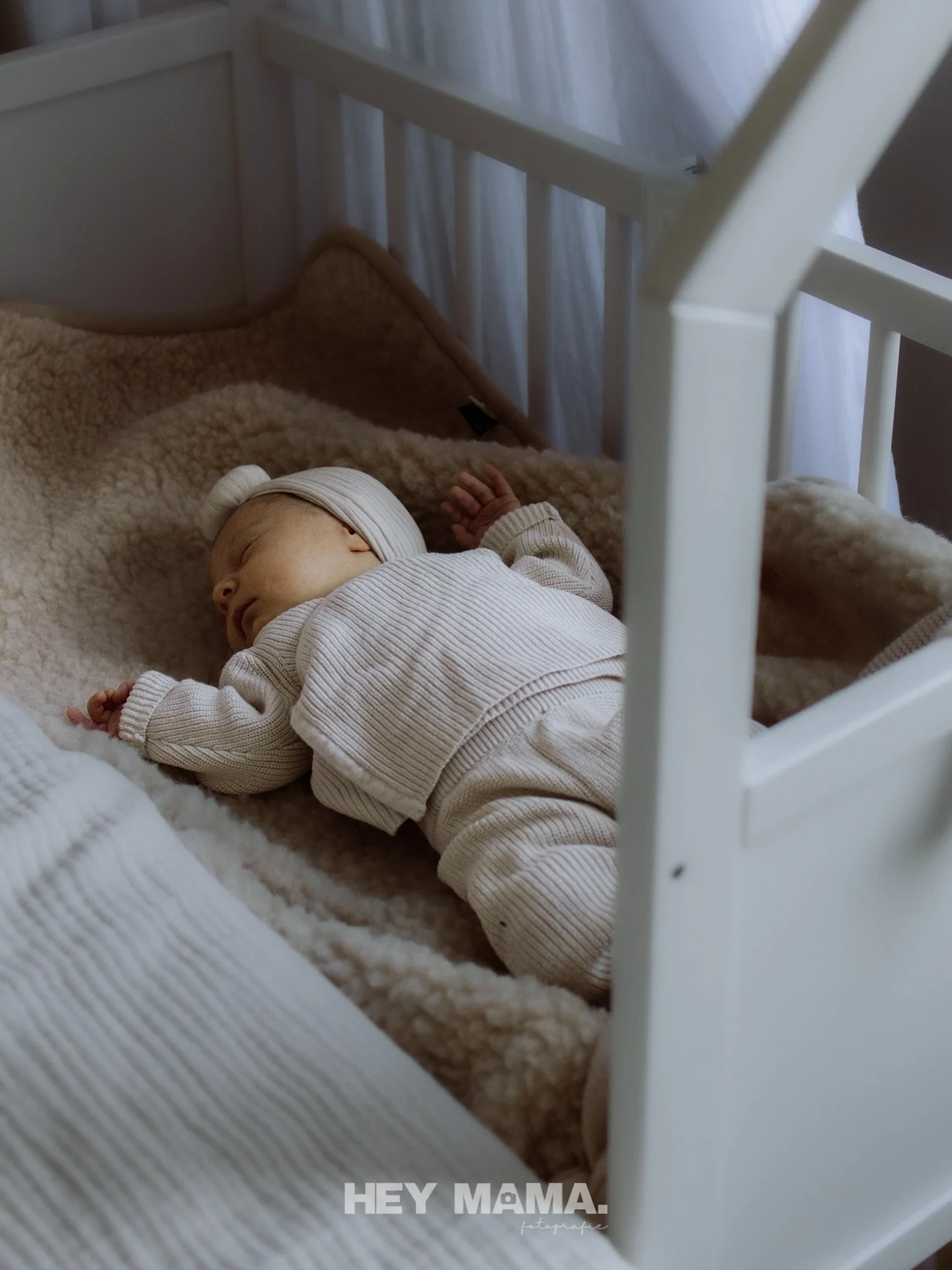 Een newbornshoot dus.
Altijd een beetje chaos hoor 😅
Een baby die net honger krijgt, tussendoor voeden, papa die nog snel wat regelt, mama die even wiegt&hellip; Soms broertjes of zusjes die precies op het &ldquo;verkeerde&rdquo; moment op het bed s