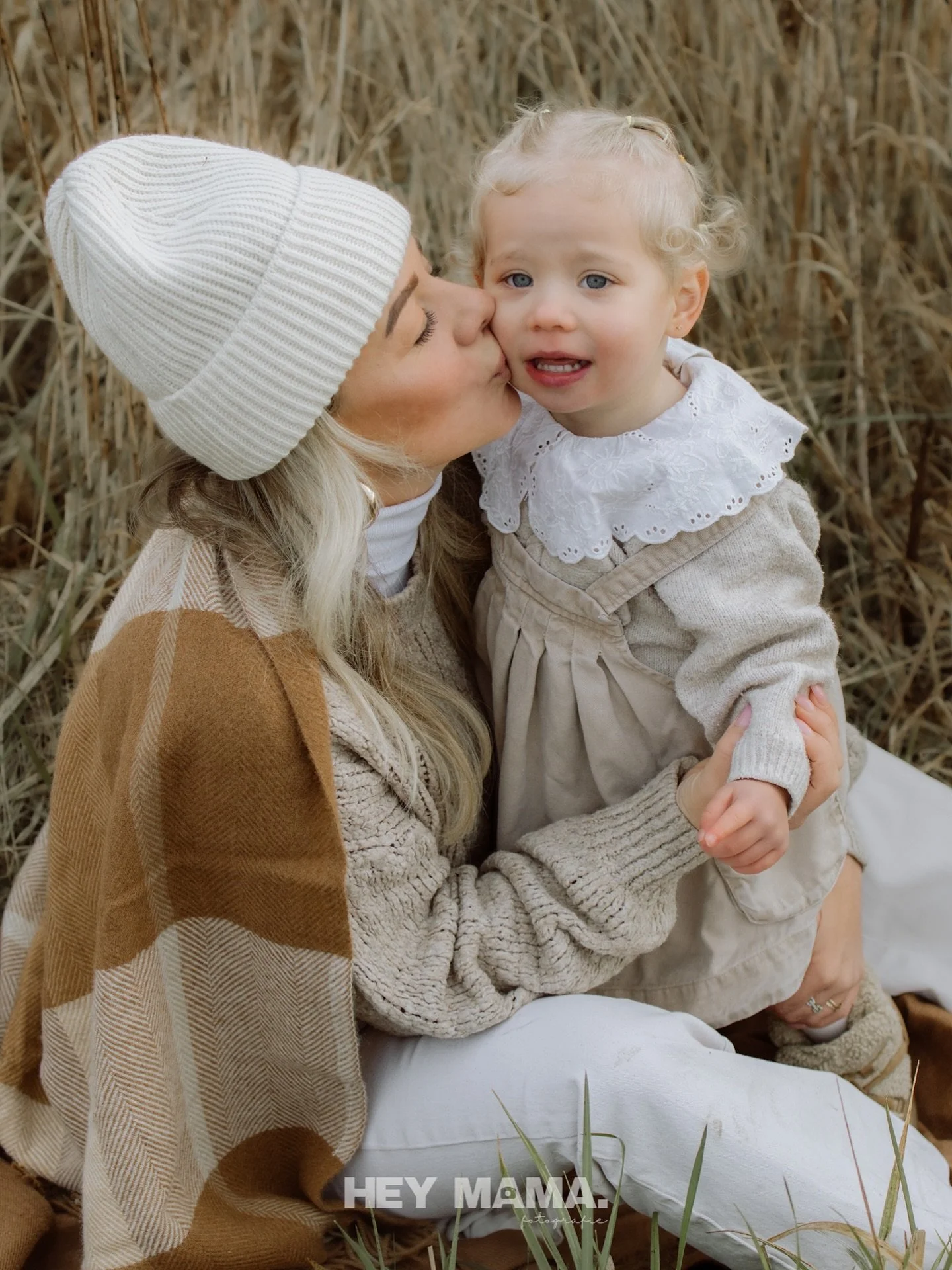Iedereen denkt vaak meteen aan de zomer voor een fotoshoot&hellip; Maar wist je dat de herfst &amp; winter misschien wel n&oacute;g mooier zijn? ✨

Gezellige truien, warme knuffels, kleuren die je nergens anders krijgt.
En het allerbeste: golden hour