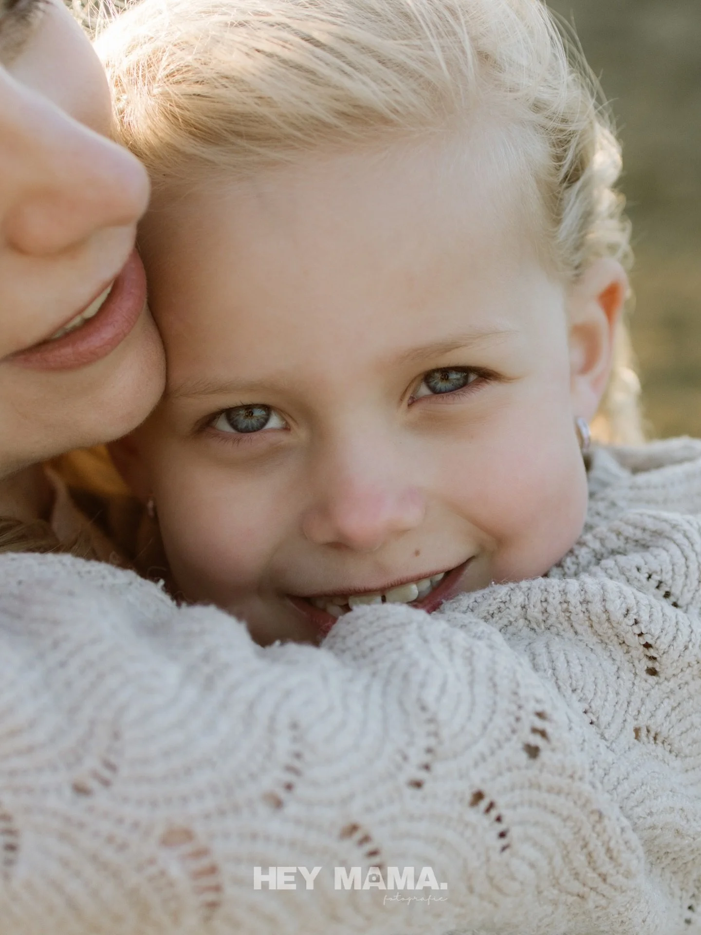Motherhood in de herfst 🍂
Knus, warm &amp; zo gezellig.

En zo&rsquo;n shoot vindt ik dus heel leuk als moeder - dochter moment, of moeder - zoon moment. 
Quality time met een van je kinderen 🤎