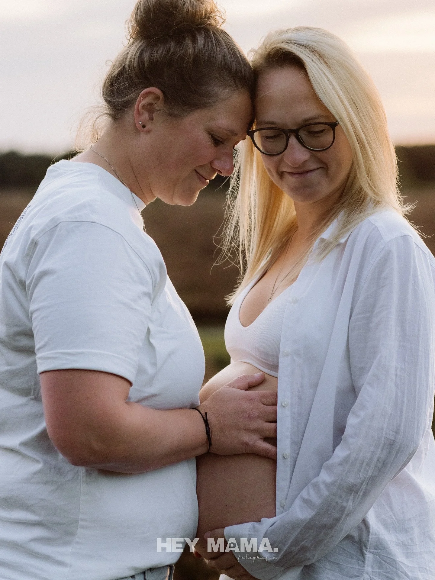 Twee mama&rsquo;s ✨
Dubbel zoveel mama liefde. Dubbel zoveel trots.
En straks samen een kindje in hun armen.

Deze zwangerschapsshoot voelde extra speciaal.
Twee vrouwen die samen dit avontuur aangaan, die elkaar dragen en versterken.
Z&oacute; mooi 