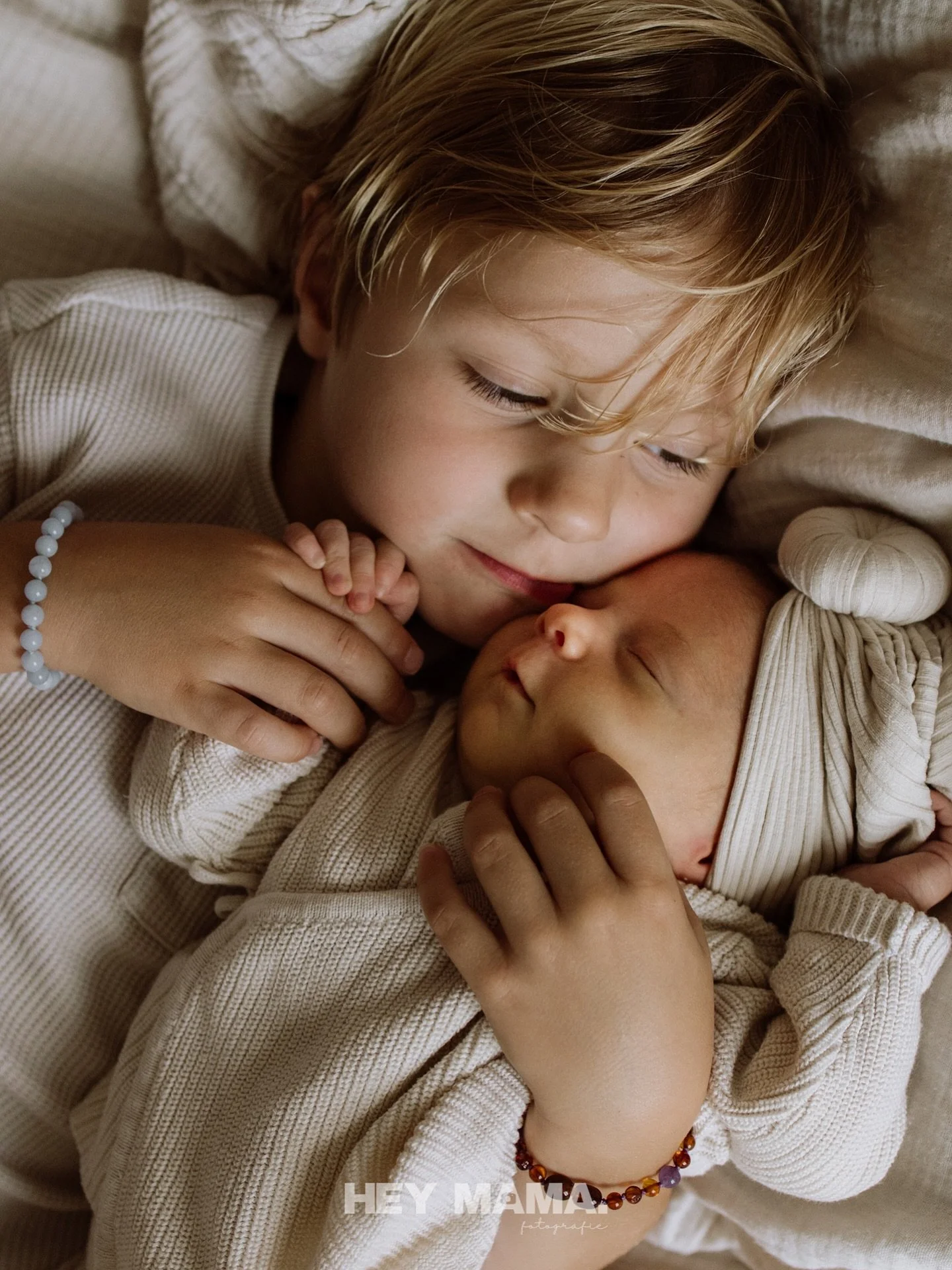 Broer en zus 💕

Die eerste weken vliegen voorbij.
Je leeft op liefde, koffie en weinig slaap.
Alles is nieuw, intiem, kwetsbaar&hellip; en z&oacute; bijzonder.

Je wilt alles onthouden. De geur, die kleine handjes, het geluidje dat ze maakt als ze s