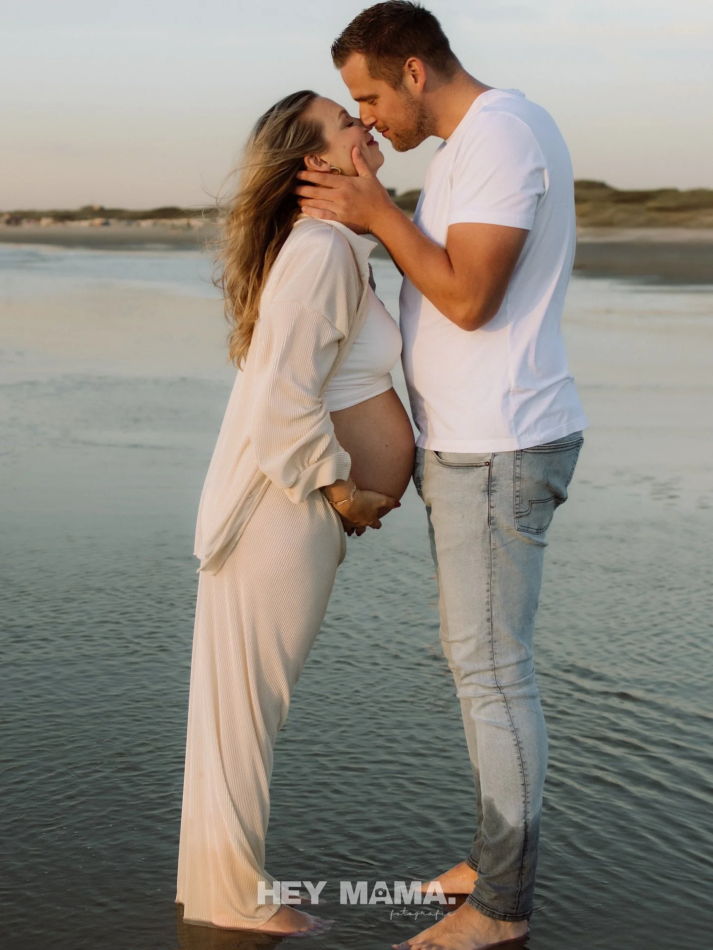 Een van de laatste zomerse strandshoots van het jaar ✨
En wat was het een heerlijke avond.

Nu is het strand weer wat stiller, de wind wat frisser&hellip;
en dat betekent: herfstshoots 🍂
Knus, warme truien, gezellig samen op een kleedje.
Minstens zo