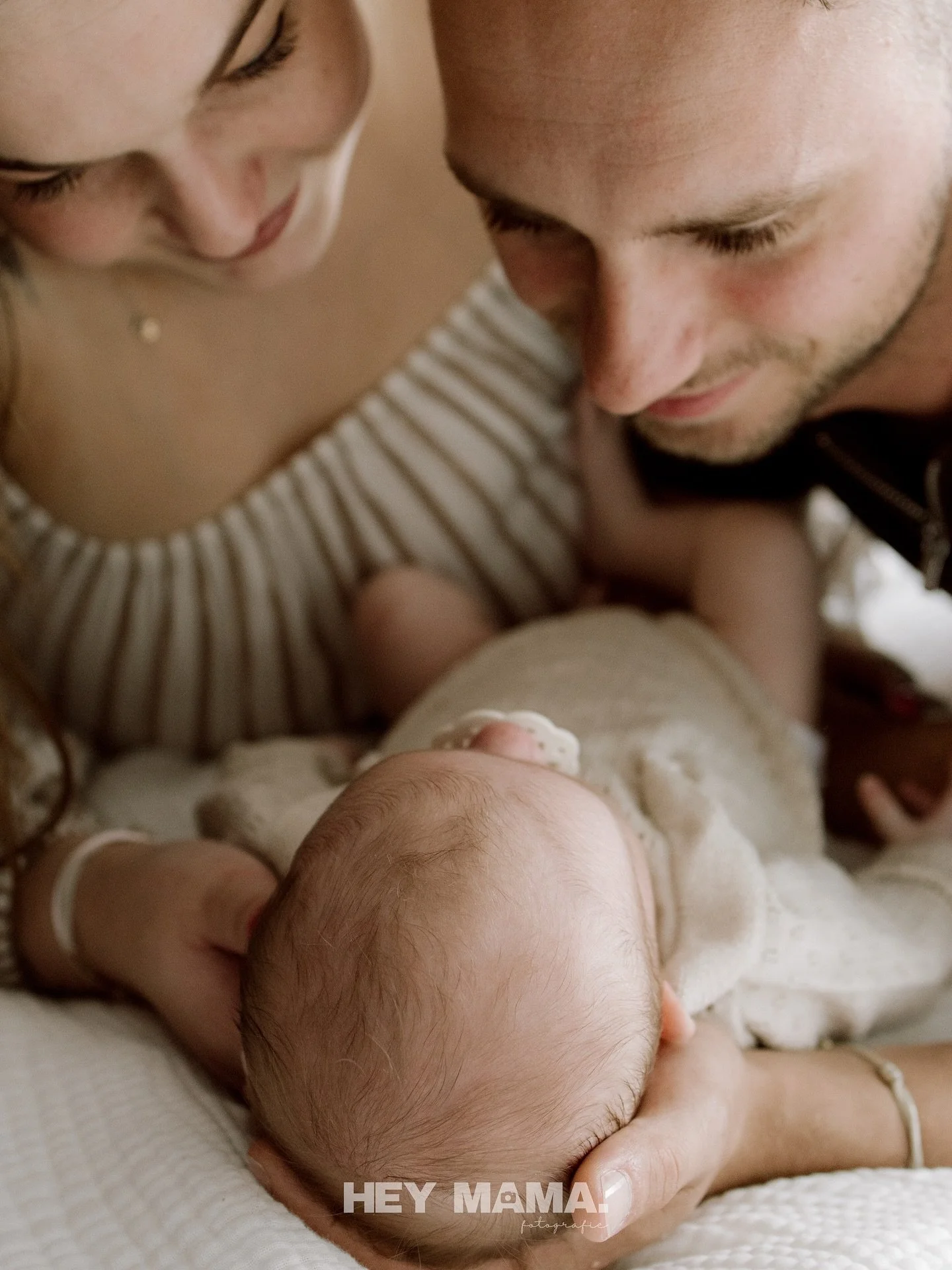 Tijd vliegt.
Gelukkig blijft dit voor altijd bewaard ✨

Van die schopjes in je buik tot die kleine handjes in jou handen. Het gaat z&oacute; snel.
Daarom bied ik ook een Pregnancy &amp; Newborn pakket aan, zodat je beide momenten kunt laten vastlegge