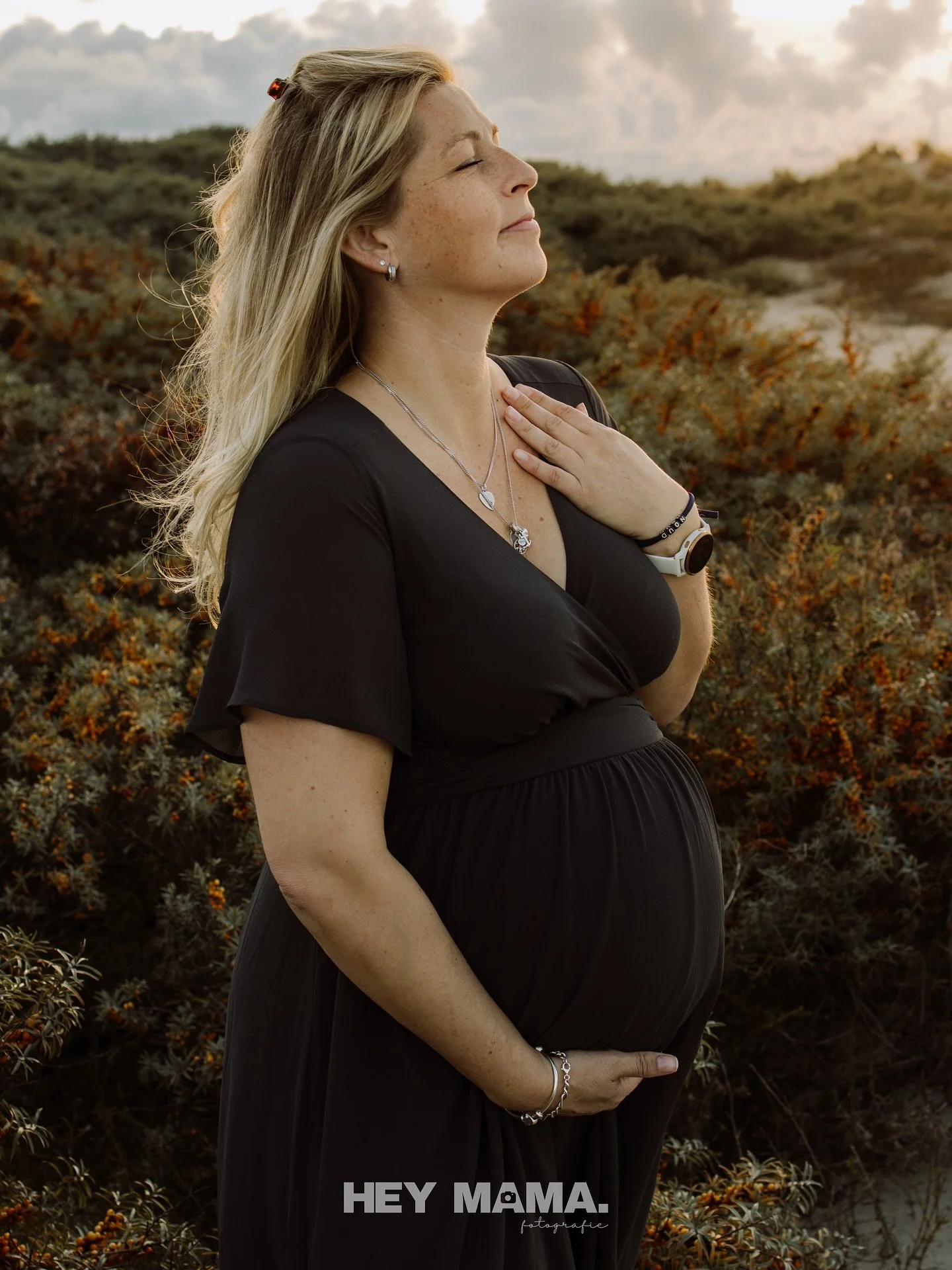 Je mag gezien worden. Je bent prachtig. ✨

Ook als je je even niet zo voelt.
Ook als je lijf anders is dan je gewend bent.
Ook als je twijfelt of zo&rsquo;n shoot wel &ldquo;iets voor jou&rdquo; is.

Zwanger zijn is z&oacute; bijzonder en jij hoort d