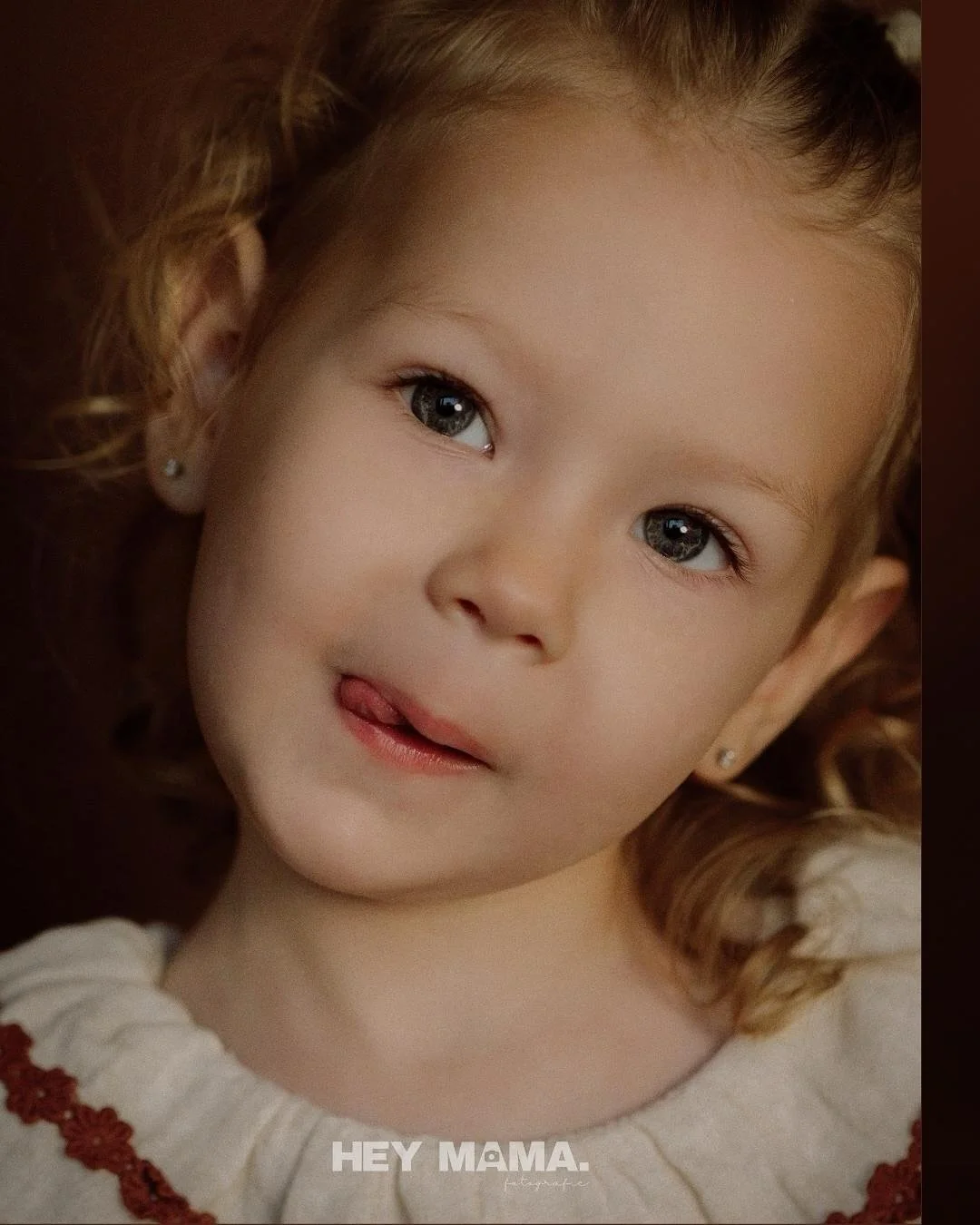 Zoveel gezichten in &eacute;&eacute;n shoot 😍
Lachen, serieus, dromerig, een tikkeltje eigenwijs. Allemaal hetzelfde meisje.

Dat is het mooie aan portretjes: het hoeft niet perfect.
Het mag juist &eacute;cht.
Elke blik vertelt iets over wie je bent