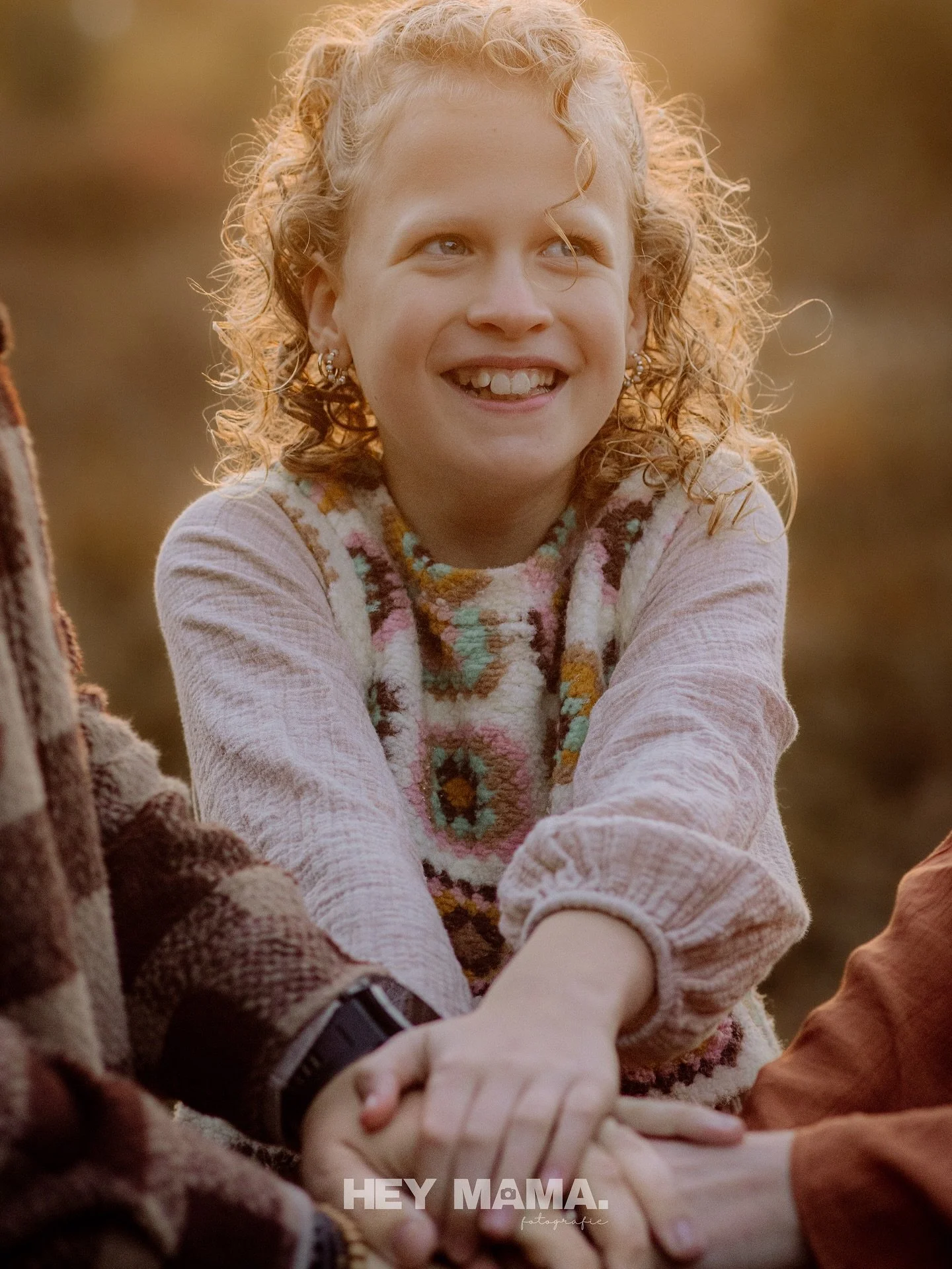 Handen.
Ik vind het iets speciaals, iets unieks, iets moois.
Daarom vind je bij mij vaak foto&rsquo;s terug van handen.
Ze vertellen een verhaal. Jullie verhaal!
Een verhaal waar je supertrots op mag zijn, want het gaat niet allemaal vanzelf - bij ni