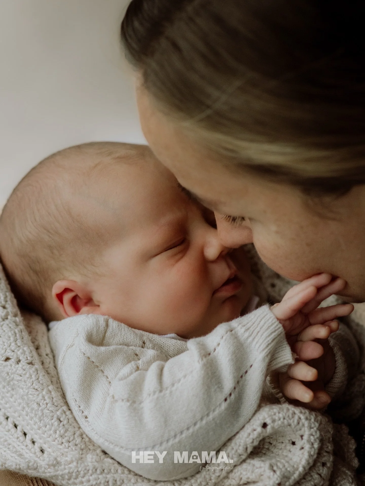 Lio 🩵

Hun tweede kindje.
Zo klein, zo mooi&hellip; om verliefd op te worden! 

En zijn grote zus?
Die was ook lekker aanwezig. Z&oacute; trots. Even knuffelen, even kijken, en dan weer haar eigen plan trekken. Precies zoals het hoort en ik gewend b
