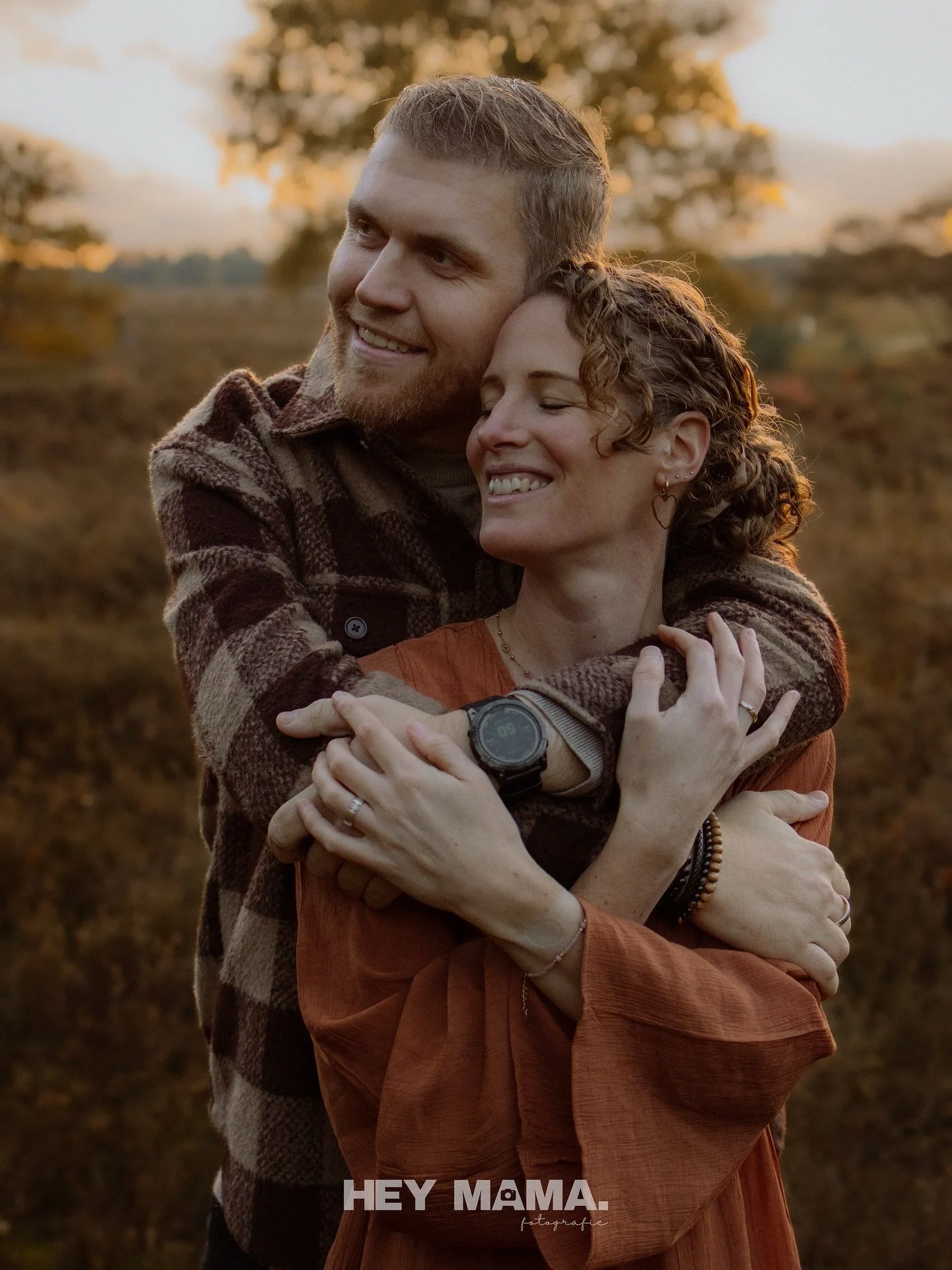 Golden hour op de heide in de herfst&hellip;
Ik zweer het, dat licht doet &eacute;cht iets 🌾🍂

Ik fotografeerde deze mama eerder al met haar dochter tijdens een motherhood shoot.
En nu kwamen ze terug, met papa erbij.
Z&oacute; leuk om te zien hoe 