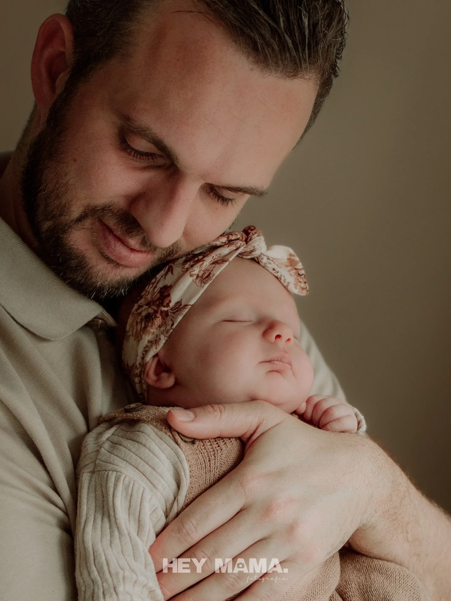 Die grote papa-hand met dat kleine mini handje&hellip;
Ik blijf dat z&oacute; schattig vinden.
En het zegt eigenlijk alles. Zoveel liefde in &eacute;&eacute;n beeld 🤍