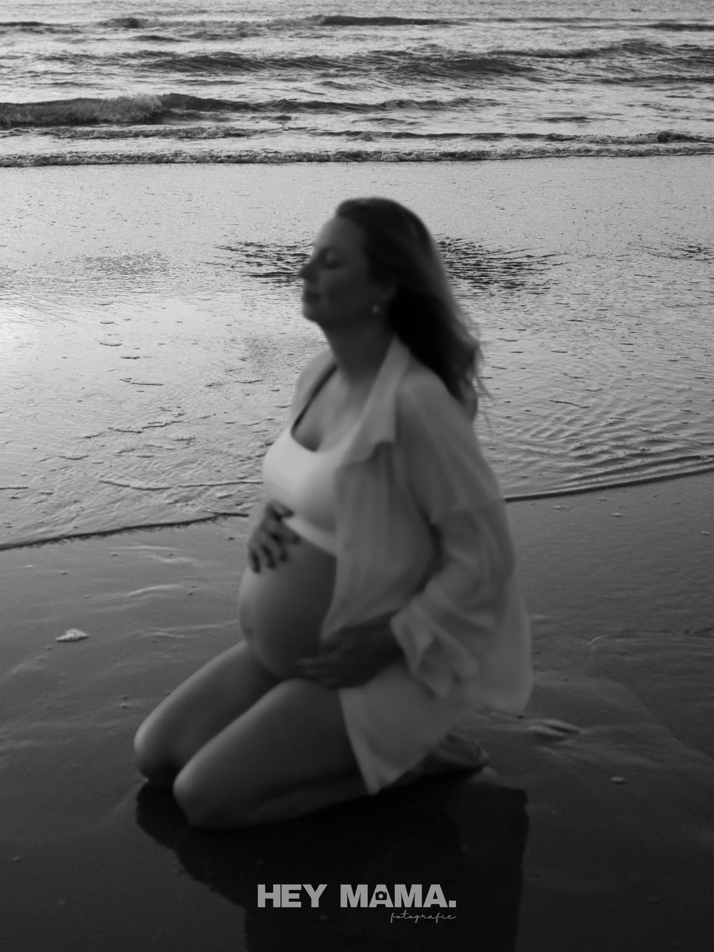 Koud h&egrave;? ❄️ 
We deden deze zwangerschapsshoot nog lekker aan het einde van de zomer.
Warm licht, zand tussen de tenen en een heel mooie buik die n&iacute;et meer te missen was ☀️

En nu&hellip; is hun kleine man er.
Volgende week mag ik ze opn