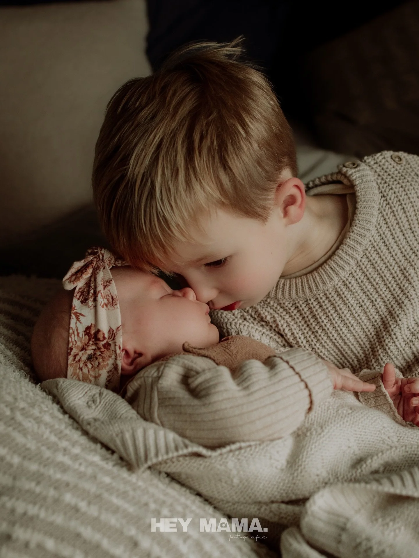 Fenna 🩷

Laatst had ik een newbornshoot bij kleine Fenna thuis 🫶
Papa, mama en ook haar grote broer erbij.
&amp; die broer was z&oacute; trots.

Ik hou van dit soort momenten.
Niks perfect, gewoon echt.