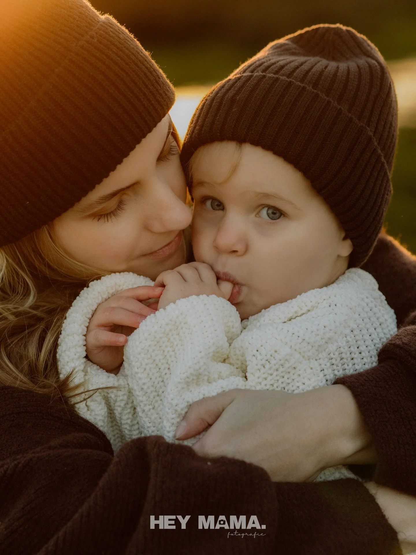 Motherhood winter mini&rsquo;s 🤍

Even samen.
In het winterlicht.
Zonder haast.

Ik overweeg een paar motherhood winter mini&rsquo;s.
Korte shoots van 20 minuten, samen met je kind. Leeftijd maakt niet uit! 
Warm, rustig en dichtbij (omgeving Purmer