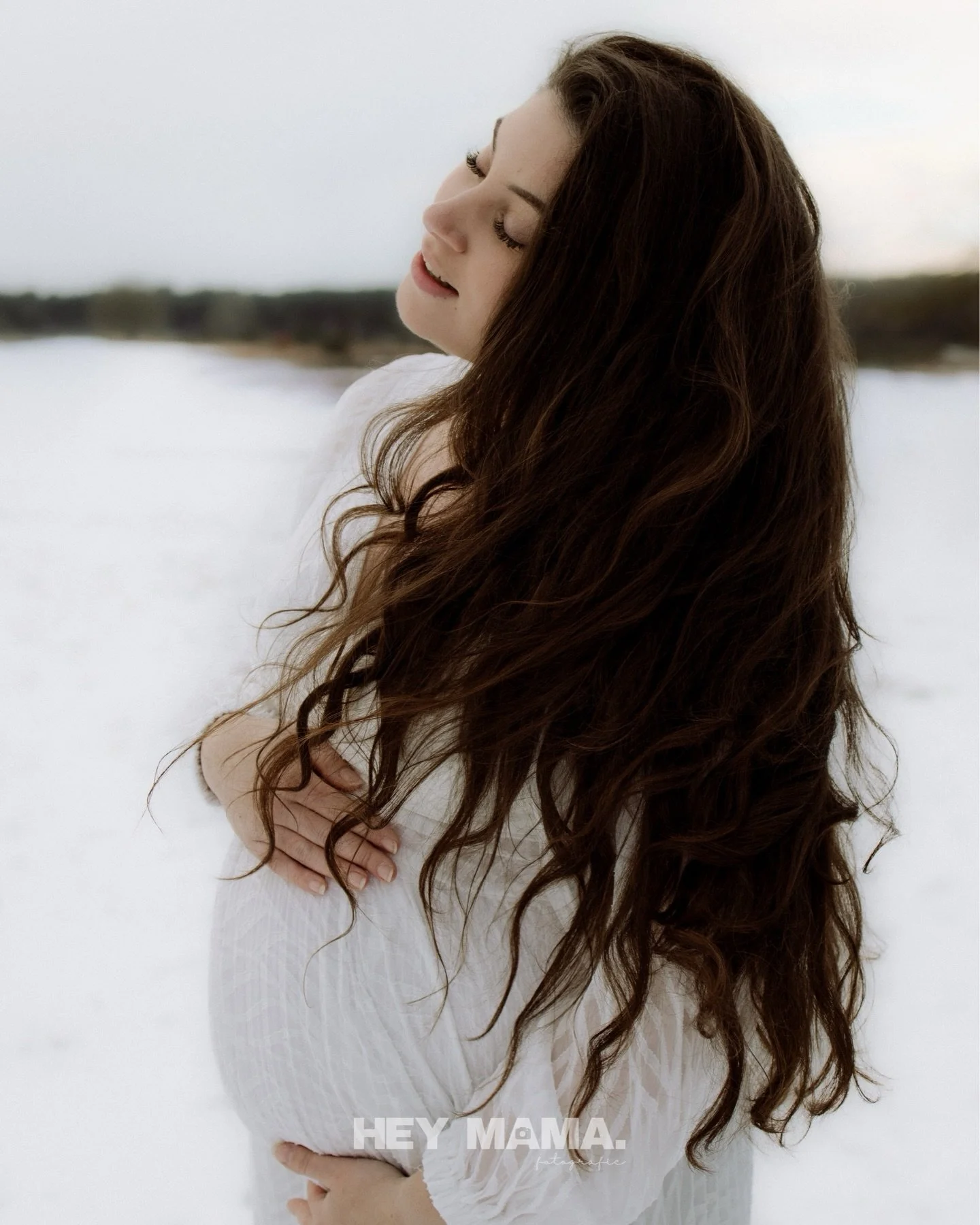 Wauw wauw wauw! ❄️🤍

Lieve Saskia, wat ben je prachtig. 
En wat ben ik blij dat jij bij mij terecht bent gekomen ✨

Binnenkort mag ik bij jullie langs komen om de kleine vast te leggen en ik heb er zoveel zin in. 
Het was een feestje om jullie vast 