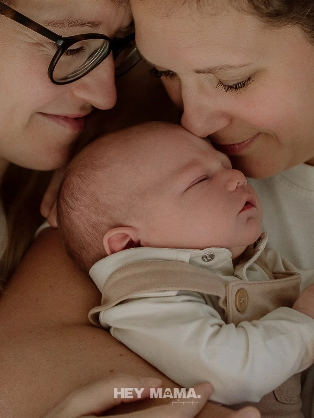 Welkom lieve Hidde 🩵

Het is alweer 2 maanden geleden dat ik dit lieve jongetje vast mocht leggen maar ik heb zoveel moois om te delen dat ik er gewoon nog niet aan toe ben gekomen!

Deze twee lieve mooie mama&rsquo;s heb ik ook tijdens de zwangersc