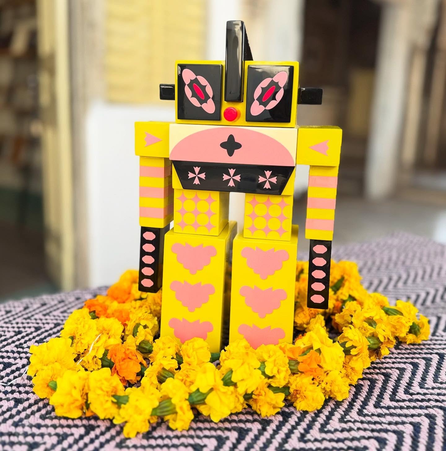 Program Highlights with Kumkum Fernando

As part of Jaipur Art Week 4.0, we were thrilled to host Everything is Alive, a design workshop led by artist Kumkum Fernando.

Participants explored ancient temple patterns and iconography from Jaipur, reimag