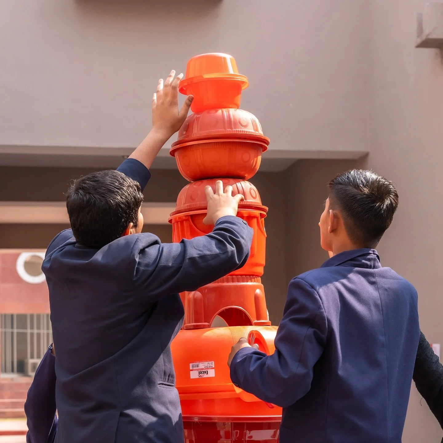 Program Highlights with Gaspard Combes
As part of Jaipur Art Week 4.0, we hosted Exploring Sculpture practices, a drop-in activity led by Villa Swagatam artist Gaspard Combes.
Participants experimented with papier-mâché to create sculp