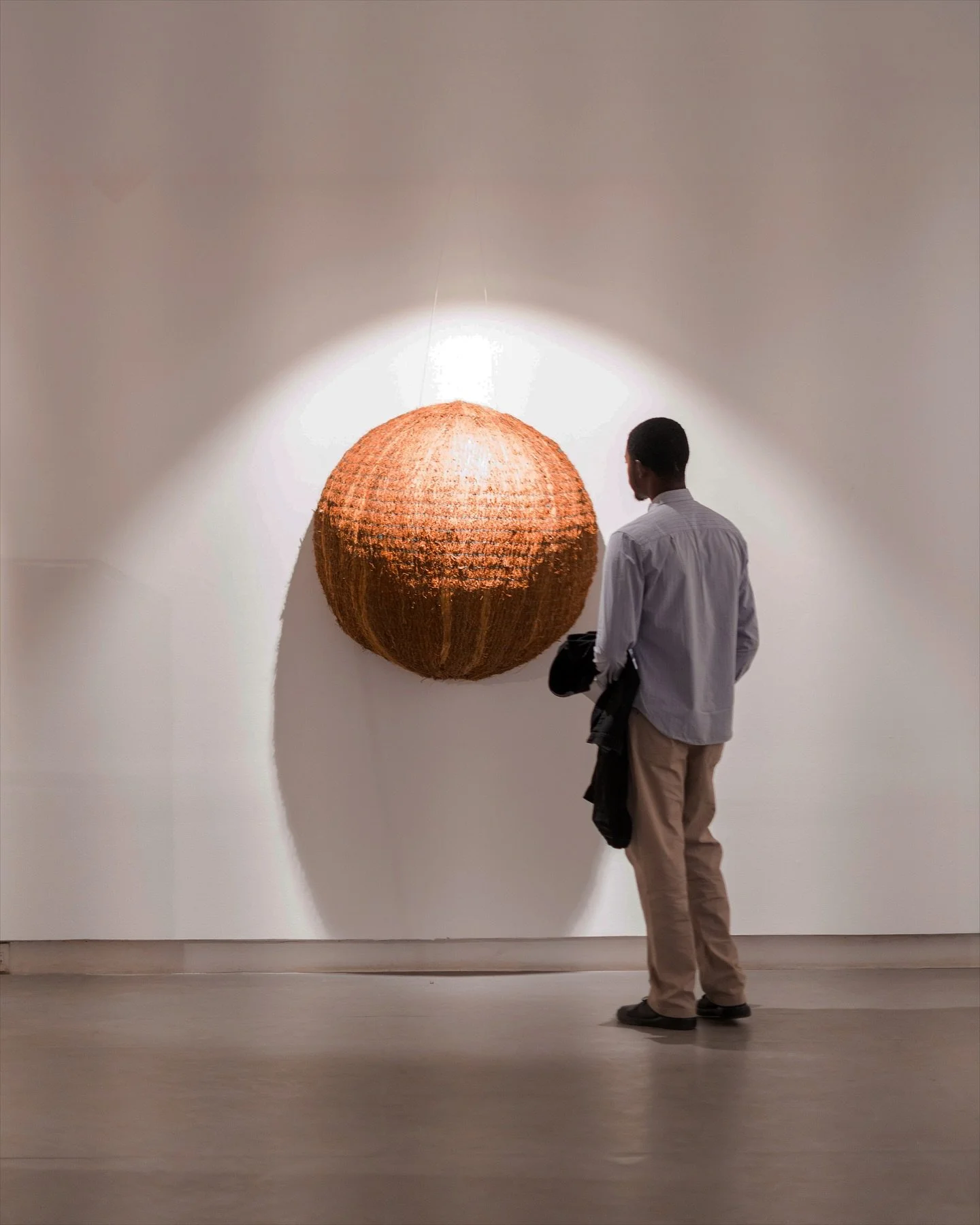 Jaipur Art Week 4.0 | Surekha Gallery, Jawahar Kala Kendra
Shilpa Bawane - Through The First Roof of Air (2025)
In the quiet of Surekha Gallery at Jawahar Kala Kendra, Shilpa Bawane’s Through The First Roof of Air unfolds as a sensorial reflec