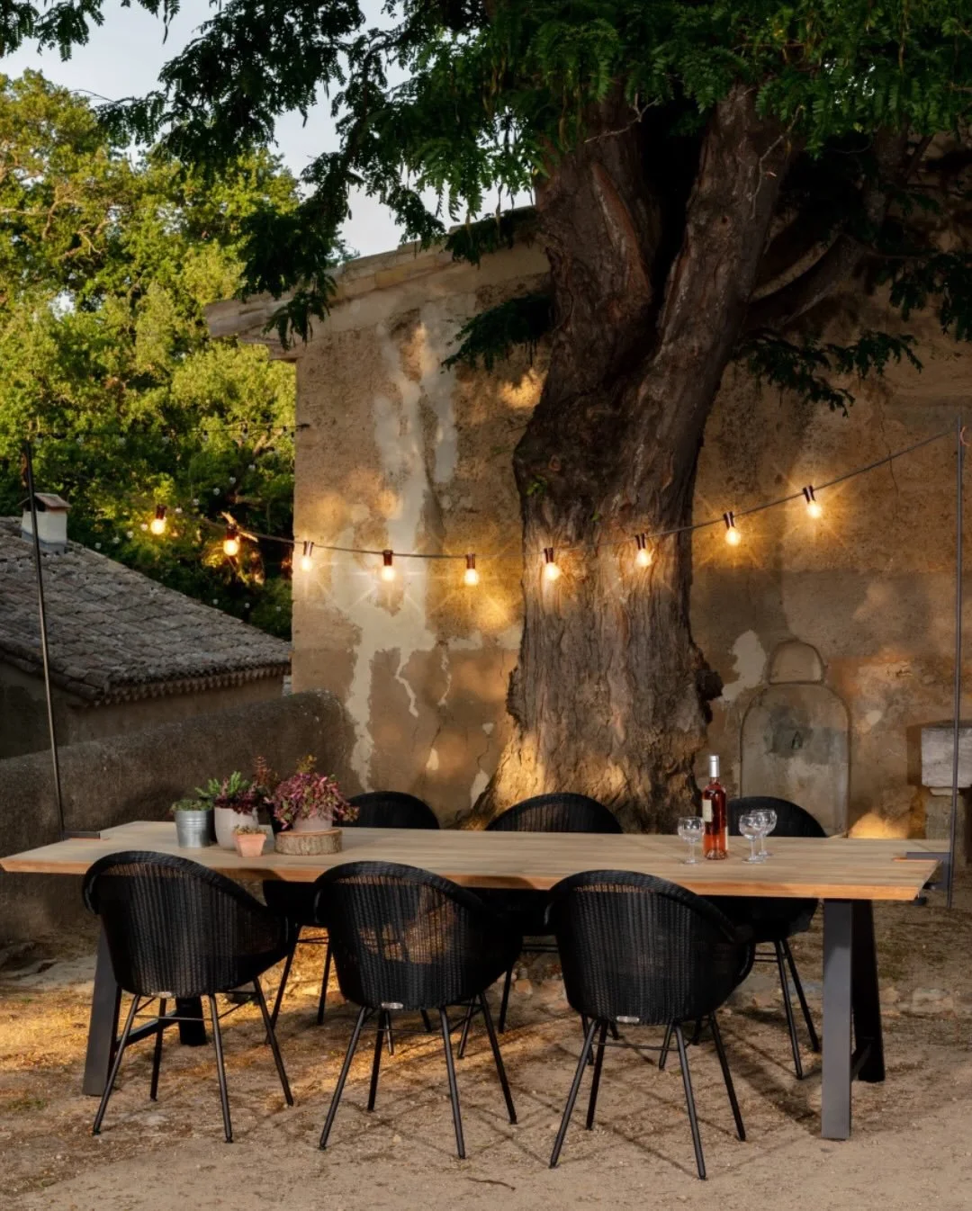 Light up the night ✨ With the spring equinox approaching, we&rsquo;re dreaming of those lingering evenings spent outdoors well past sunset and made even better with gorgeous lighting from brands that know how to set the mood. ⁠
⁠
@vincent_sheppard_fu