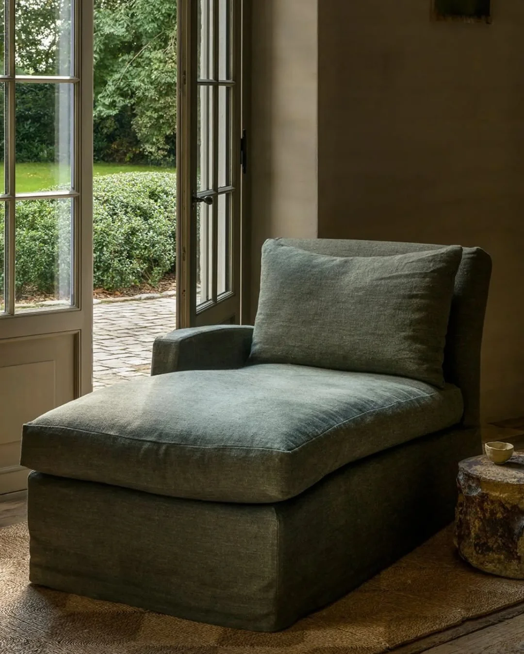 Some things are worth doing the slow way. While mastering the art of upholstering, @collett_victor has been proving it since 1982 with eight-way hand-tied springs, placed by hand, by craftsmen trained to carry the tradition forward.

Every piece is m