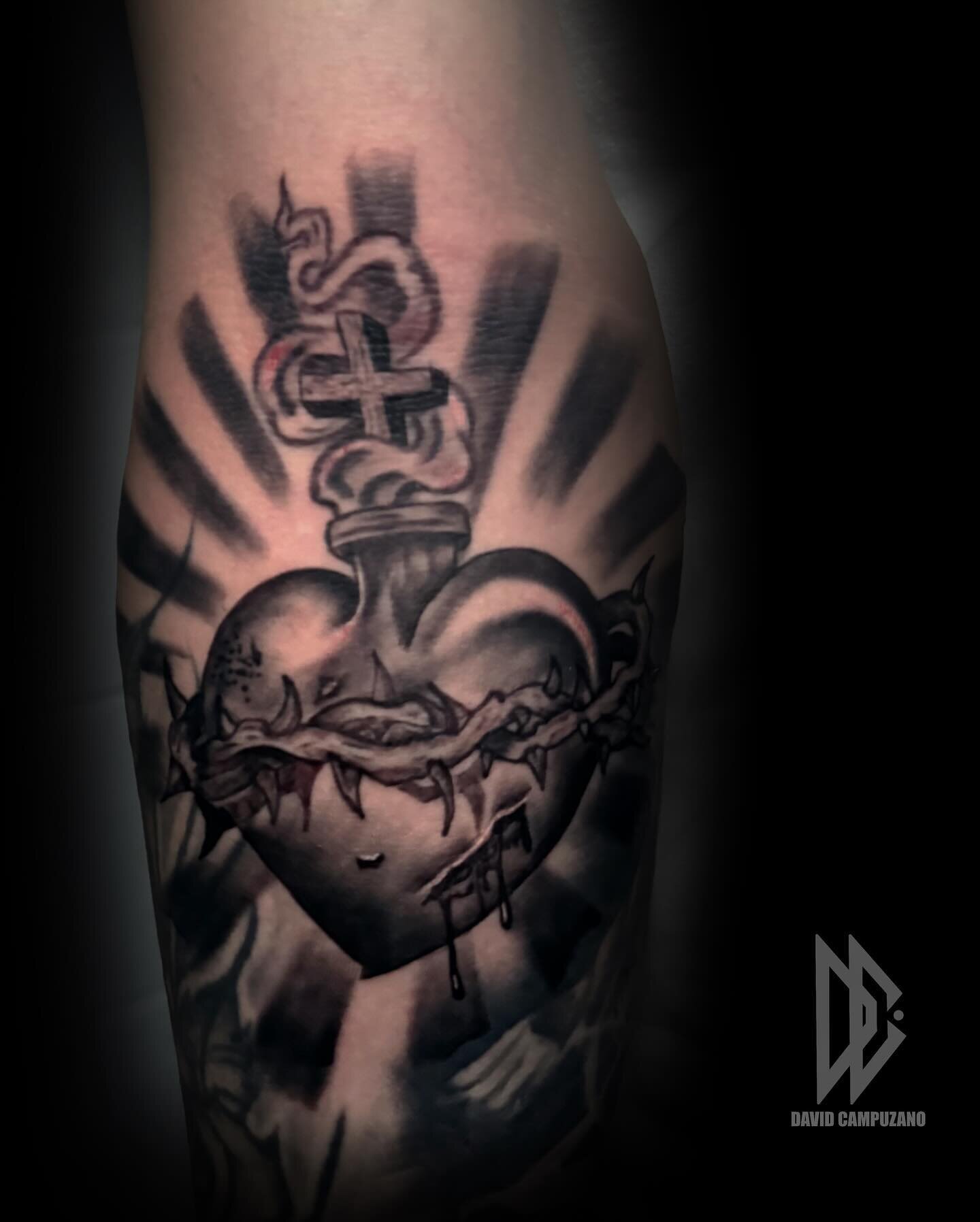 Sacred Heart @davidcampuzanotattoo did on his client, DM him to book your appointment