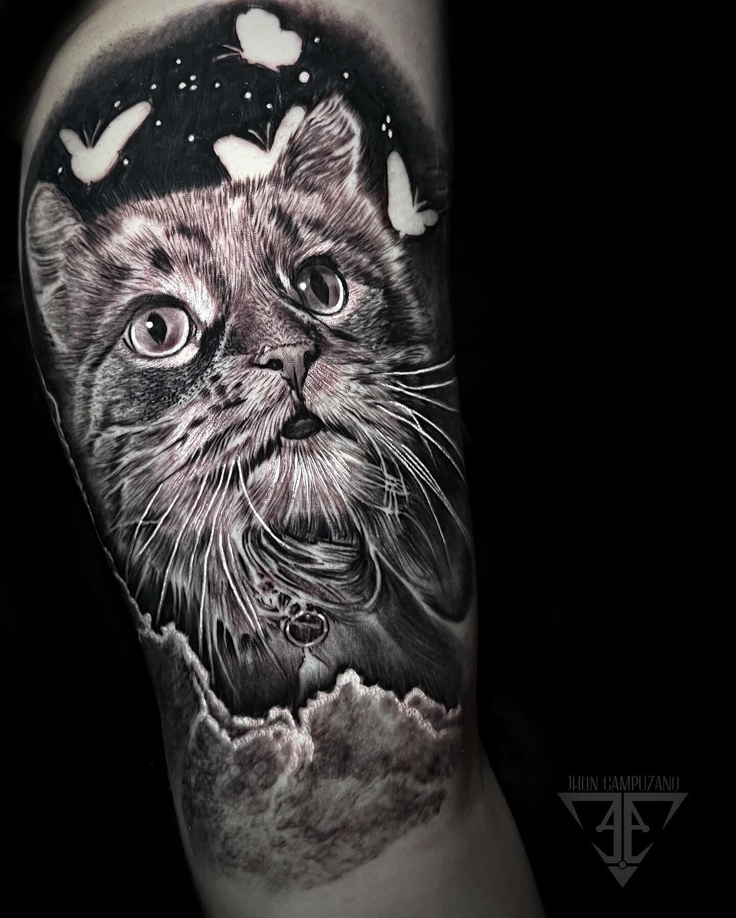 Tattoo done by @Jhoncampuzanotattoo 

Stunning cat tattoo portrait that mirrors the beauty and grace of your beloved feline friend. Honored to have brought this furry love story to life on your body. #catattoo #portraitart #tattooartist#bufordga #suw