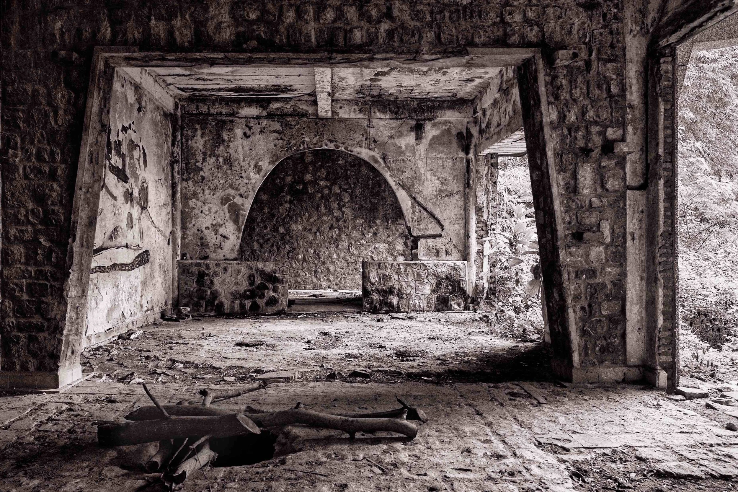 Picture s/w Kep abandoned Villas petermeier-photography.com