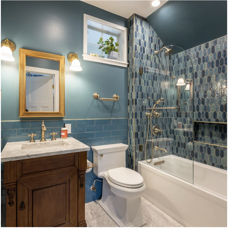 Vintage Bathroom .png