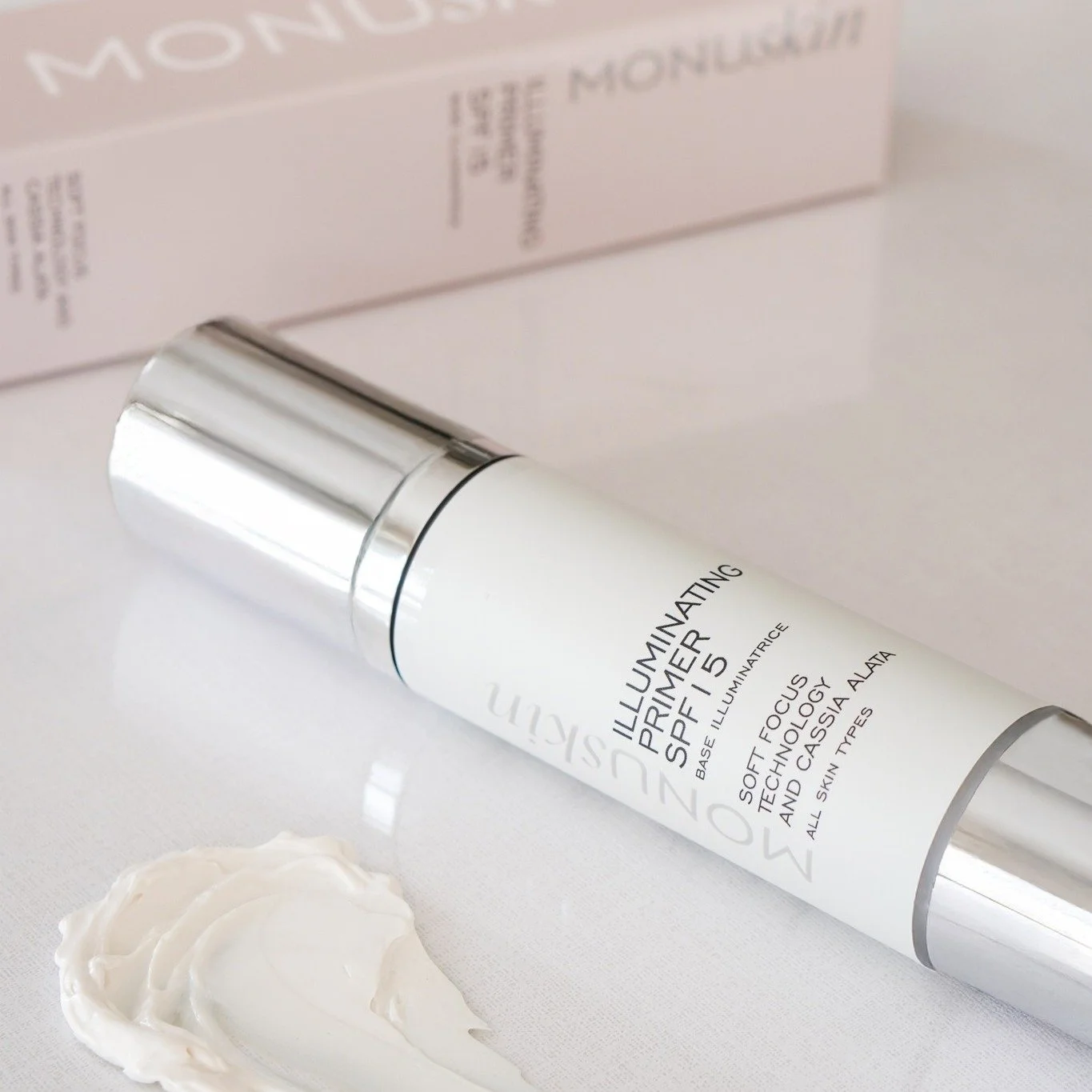 The secret to a flawless, radiant base. MONUSKIN&rsquo;s Illuminating Primer smooths and refines the complexion while softening the look of imperfections. Enriched with Mica, Zinc Oxide and Cassia Leaf Extract, it nourishes the skin and creates a nat