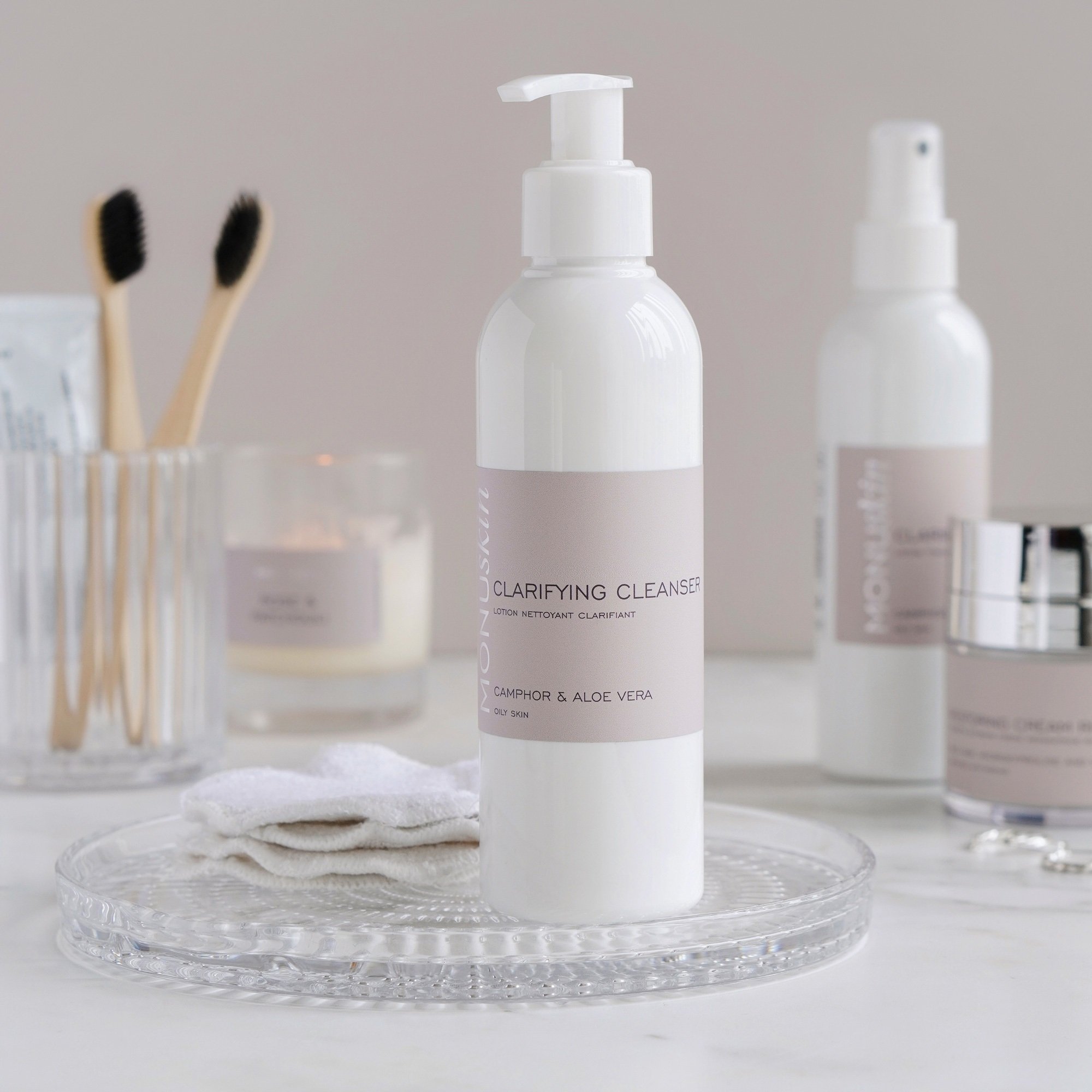 MONUSKIN Clarifying Cleanser is expertly formulated for oily, combination and blemish-prone skin, working to lift away impurities while respecting the skin&rsquo;s natural balance. Botanical extracts help to decongest pores and calm inflammation, whi