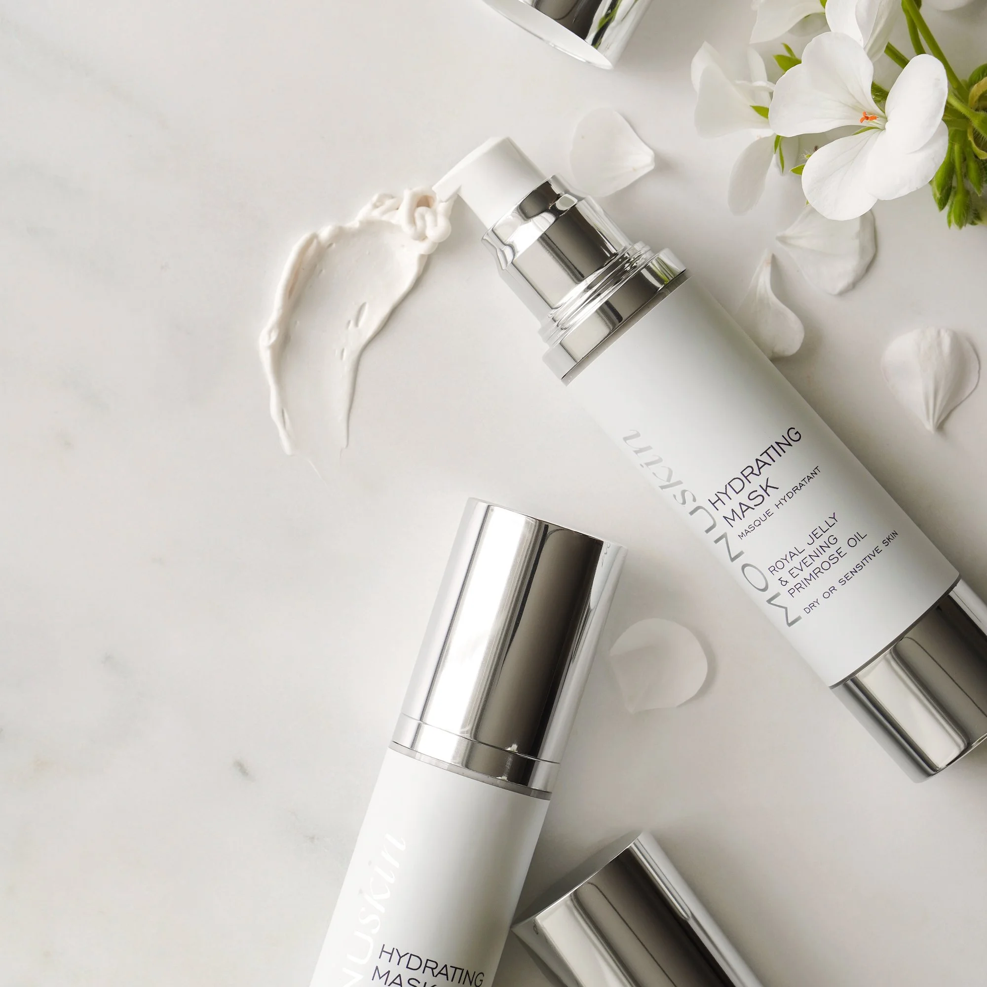 Skin feeling hot, tight or slightly overwhelmed?

MONUSKIN Hydrating Mask is a deeply comforting treatment designed to restore moisture, calm sensitivity and bring dry, stressed skin back into balance. With Geranium Essential Oil and Kaolin Clay, it 