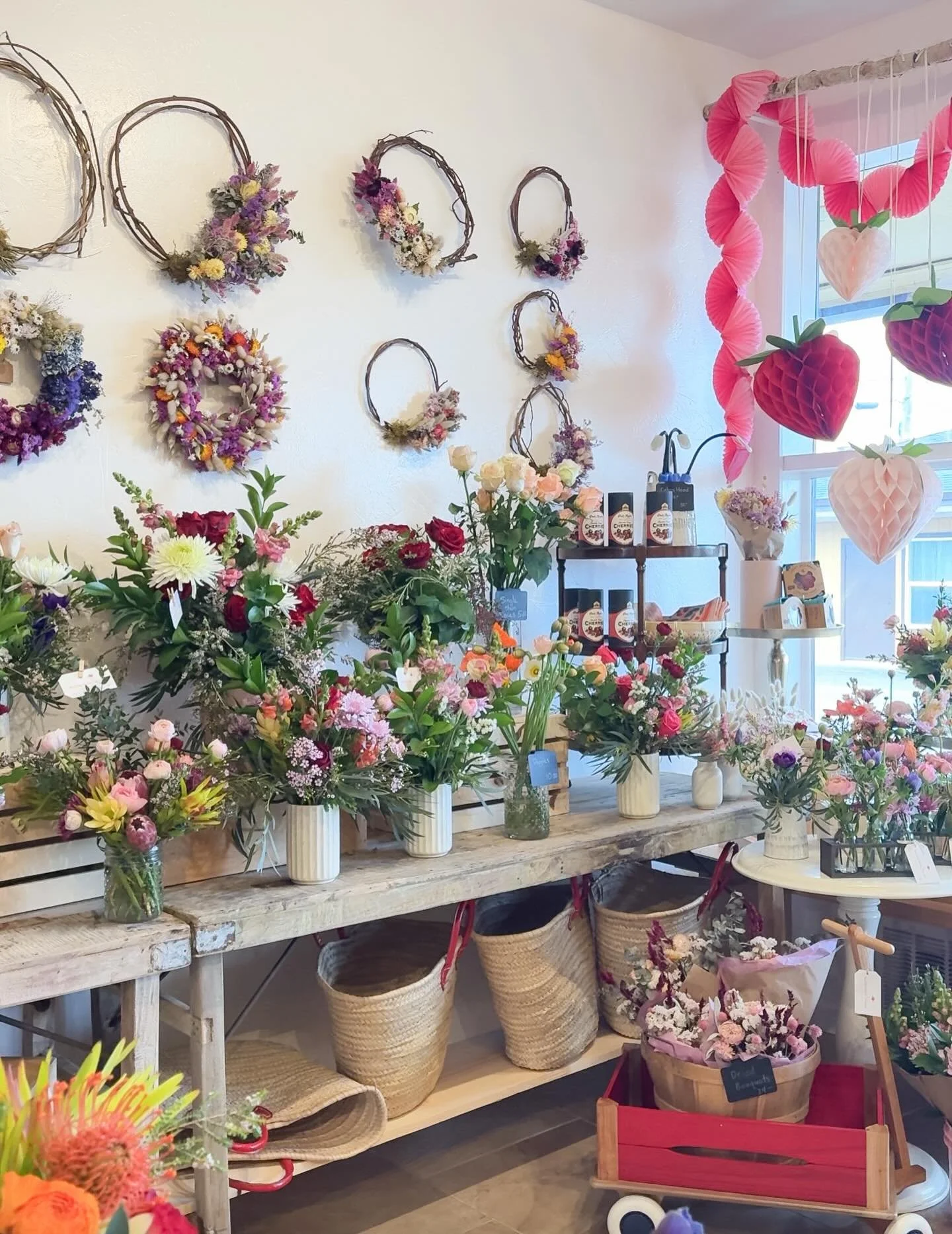 💕Thank you for all the love this week! So many sweet customers went out of their way to come by our little shop and pick up flowers for their loved ones! This was our second Valentines with the store and it was so fun to see what everyone picked up.