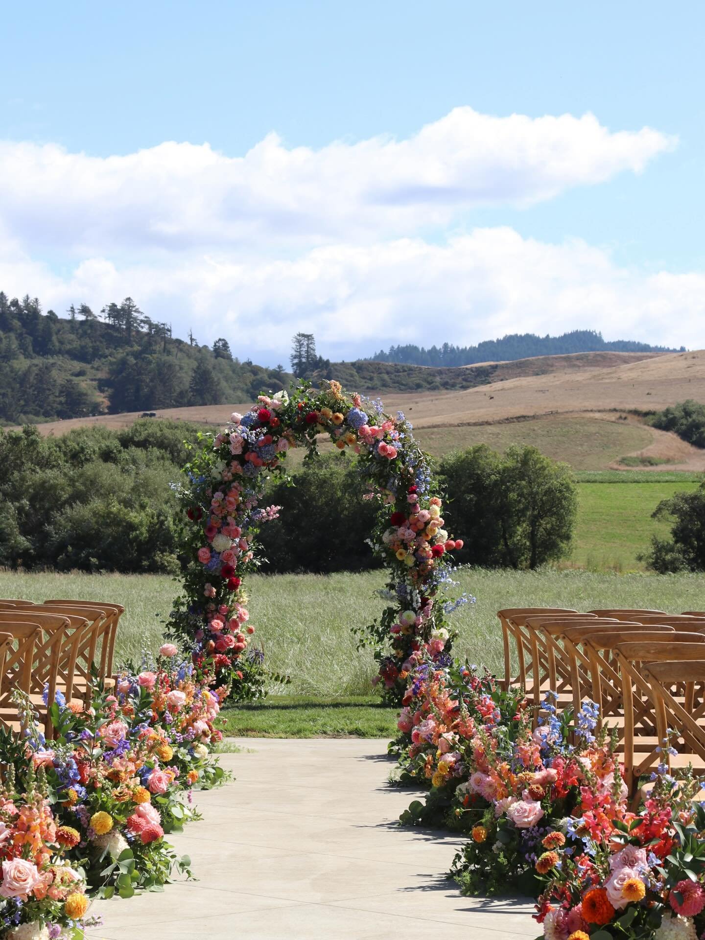 Summery wedding ceremony dreams! 

Venue: @atthebluff 
Coordination: @aboveandbeyondcreations 
Flowers: @buttermilkfloral