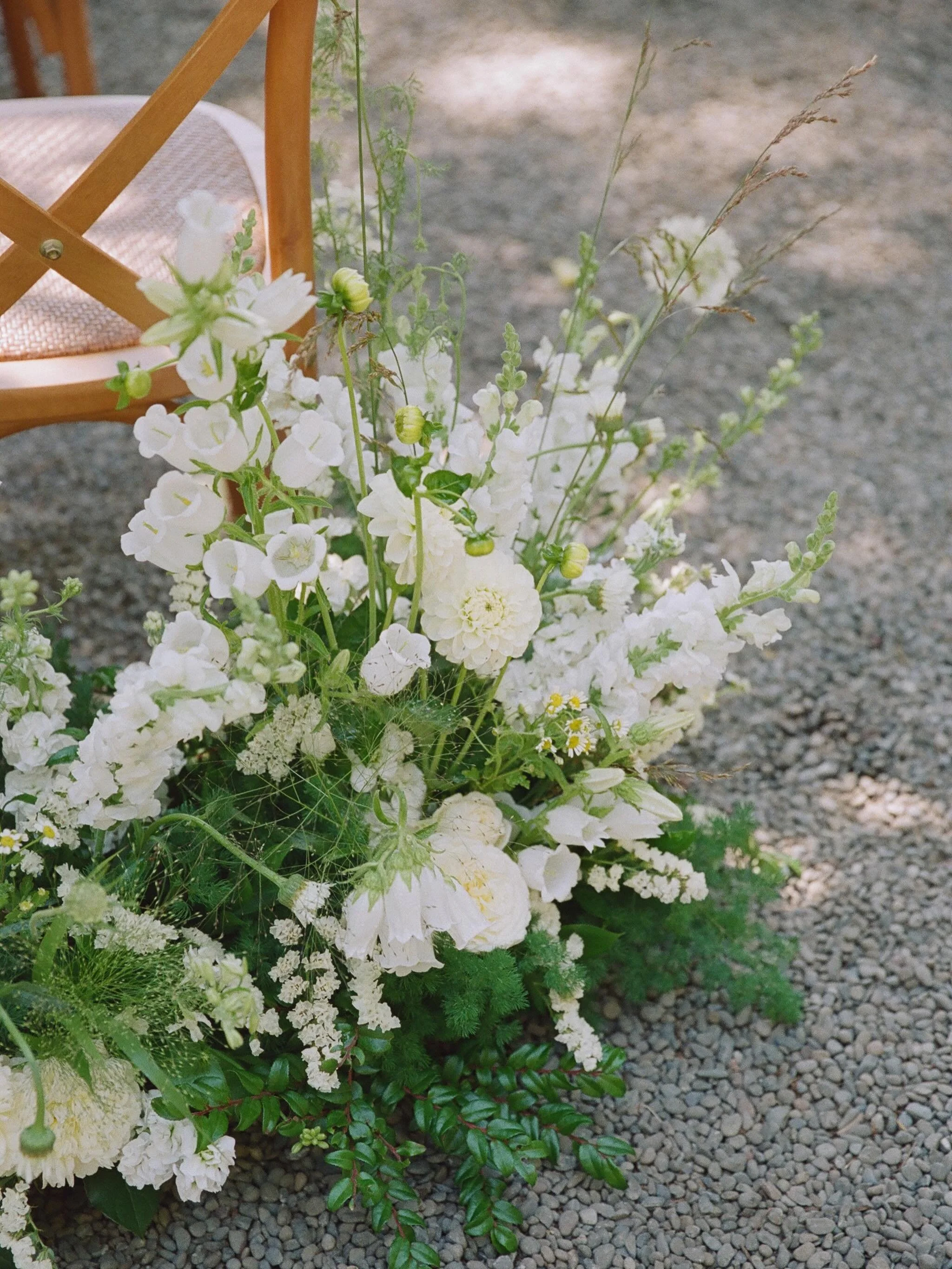 A moment for these summer white ceremony florals

Venue: @redwoodsriverresort 
Photography: @janacontrerasphotography 
Planners: @aboveandbeyondcreations 
Flowers: @buttermilkfloral