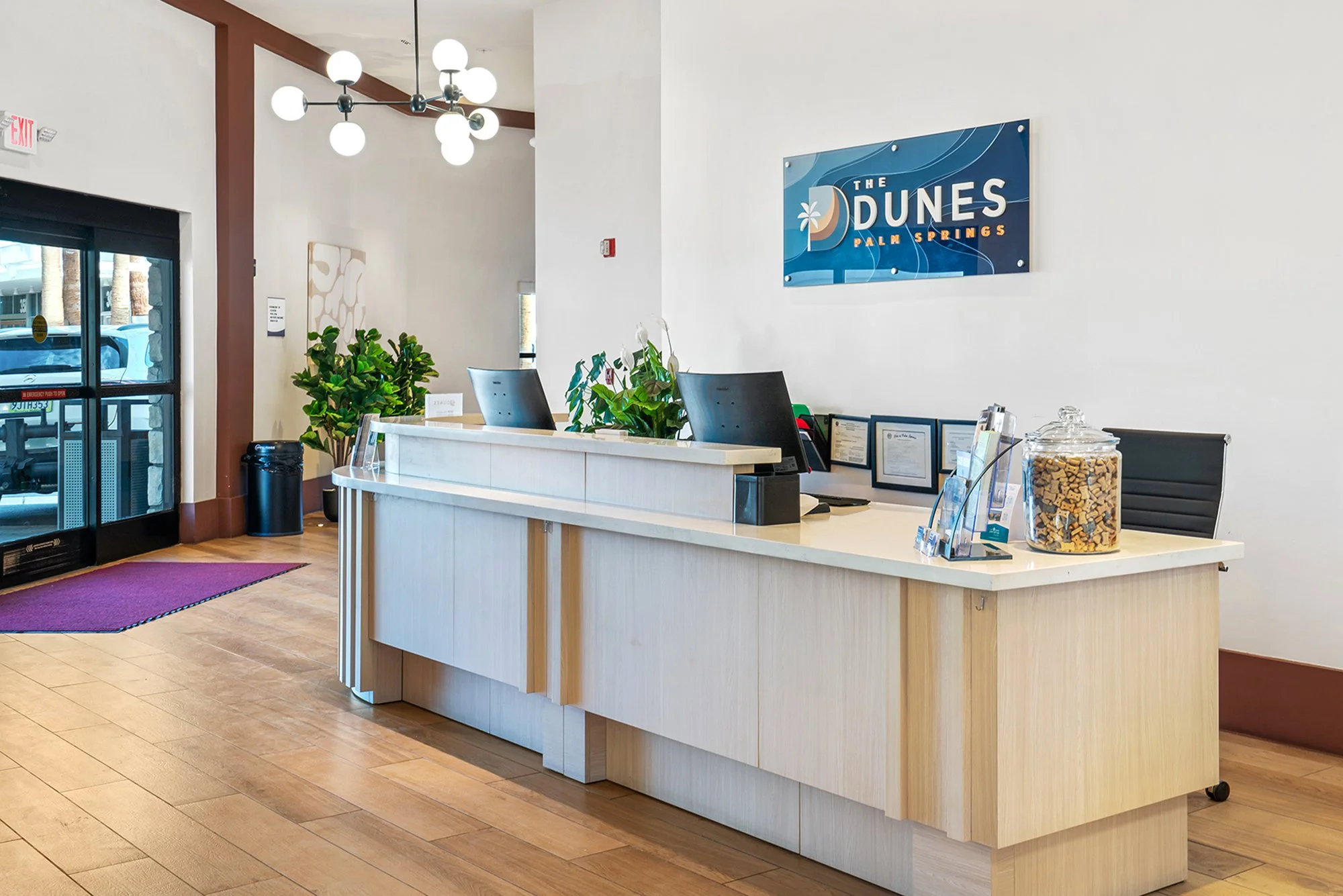 Dunes_Palm_Springs_Lobby_Smaller_10.jpg