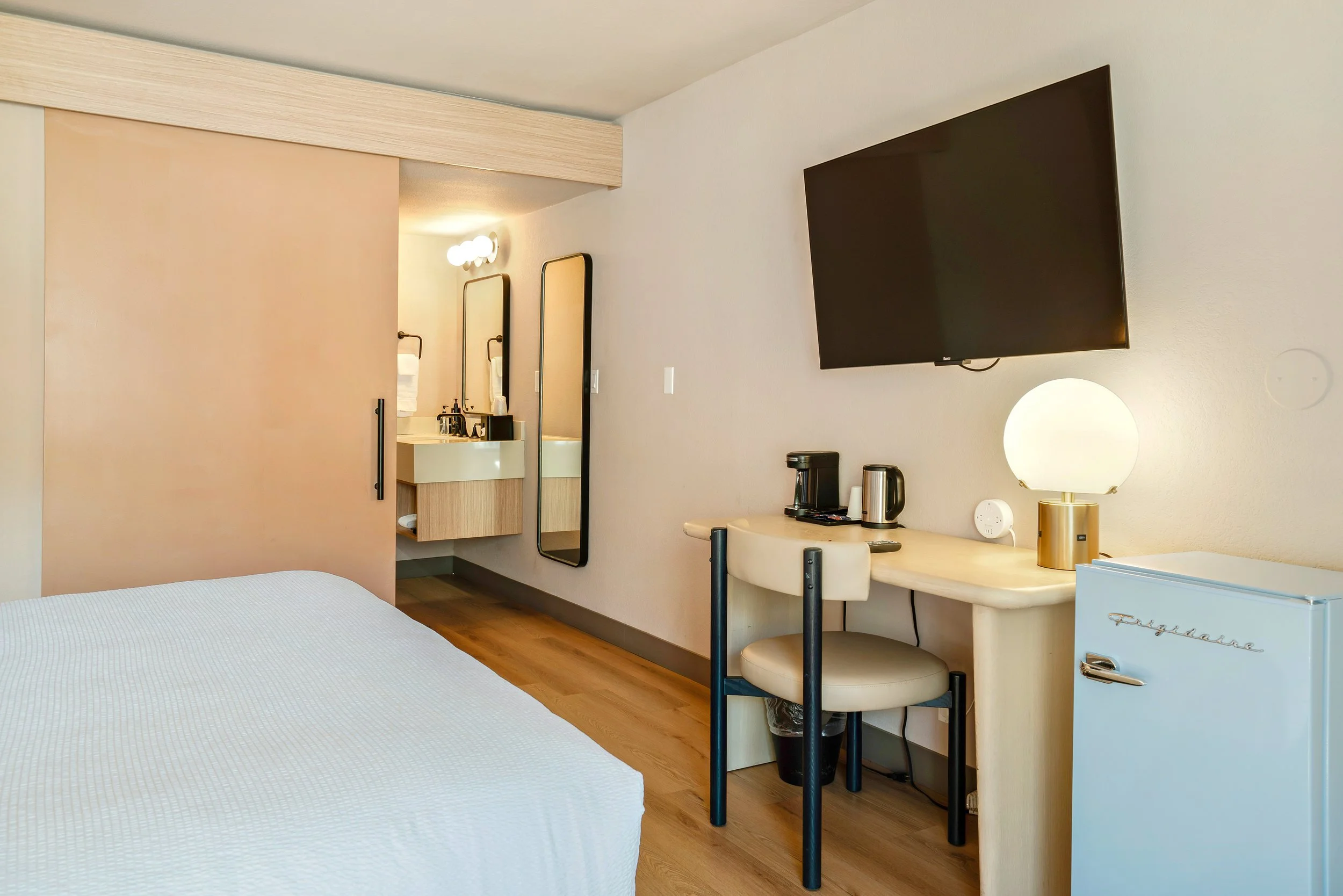 Deluxe_King_Room_Mountain_and_Pool _View_Smaller_3.jpg