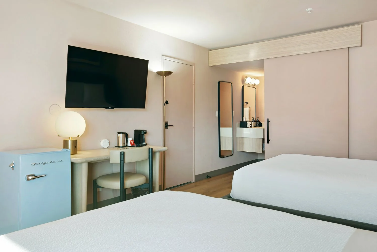 Deluxe_Queen_Room_Mountain_and_Pool _View_Smaller_2.jpg