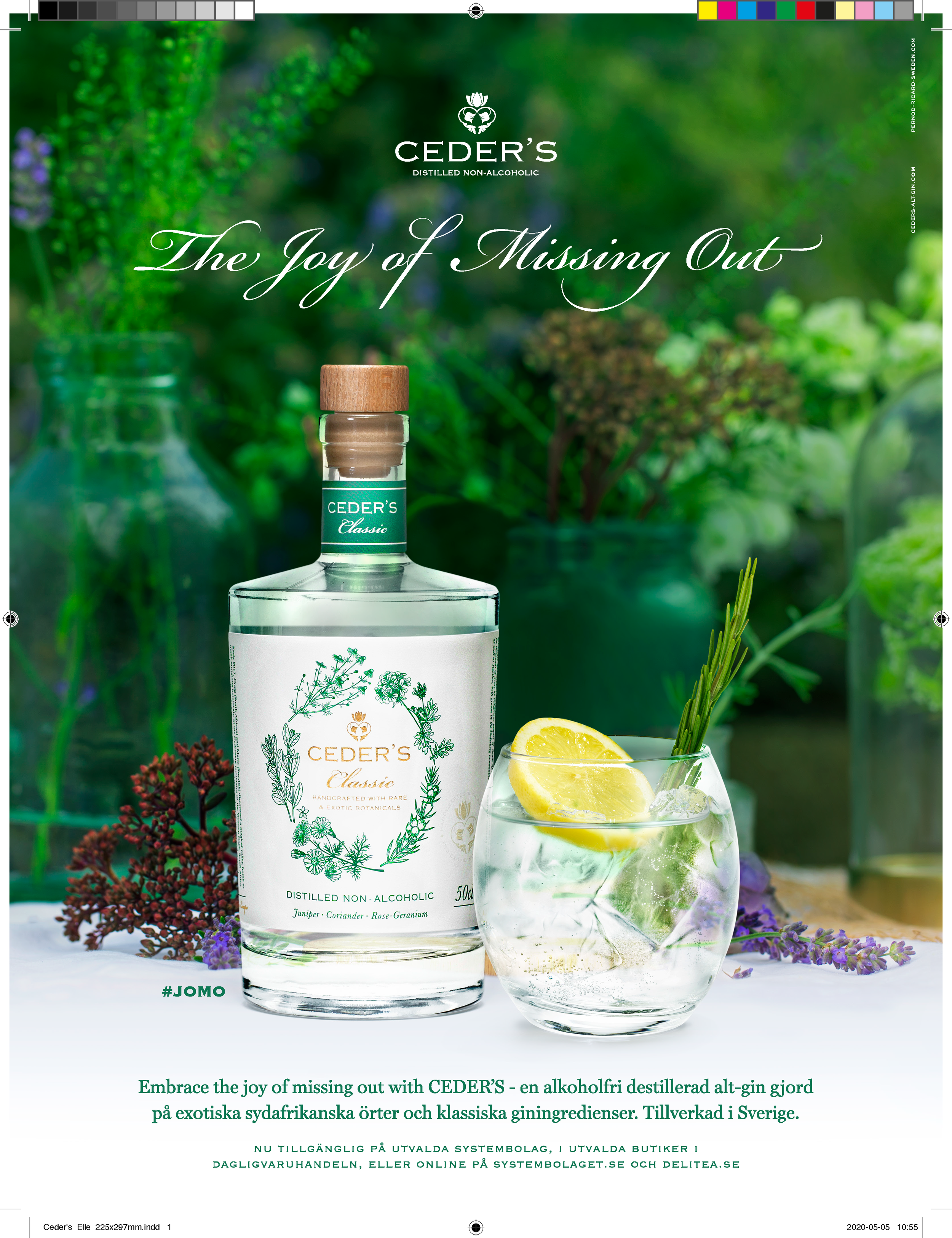 En flaska CEDER'S alkoholfri gin bredvid ett glas med citron och rosmarin, på en vit yta med grönt, blått och lila växter i bakgrunden.