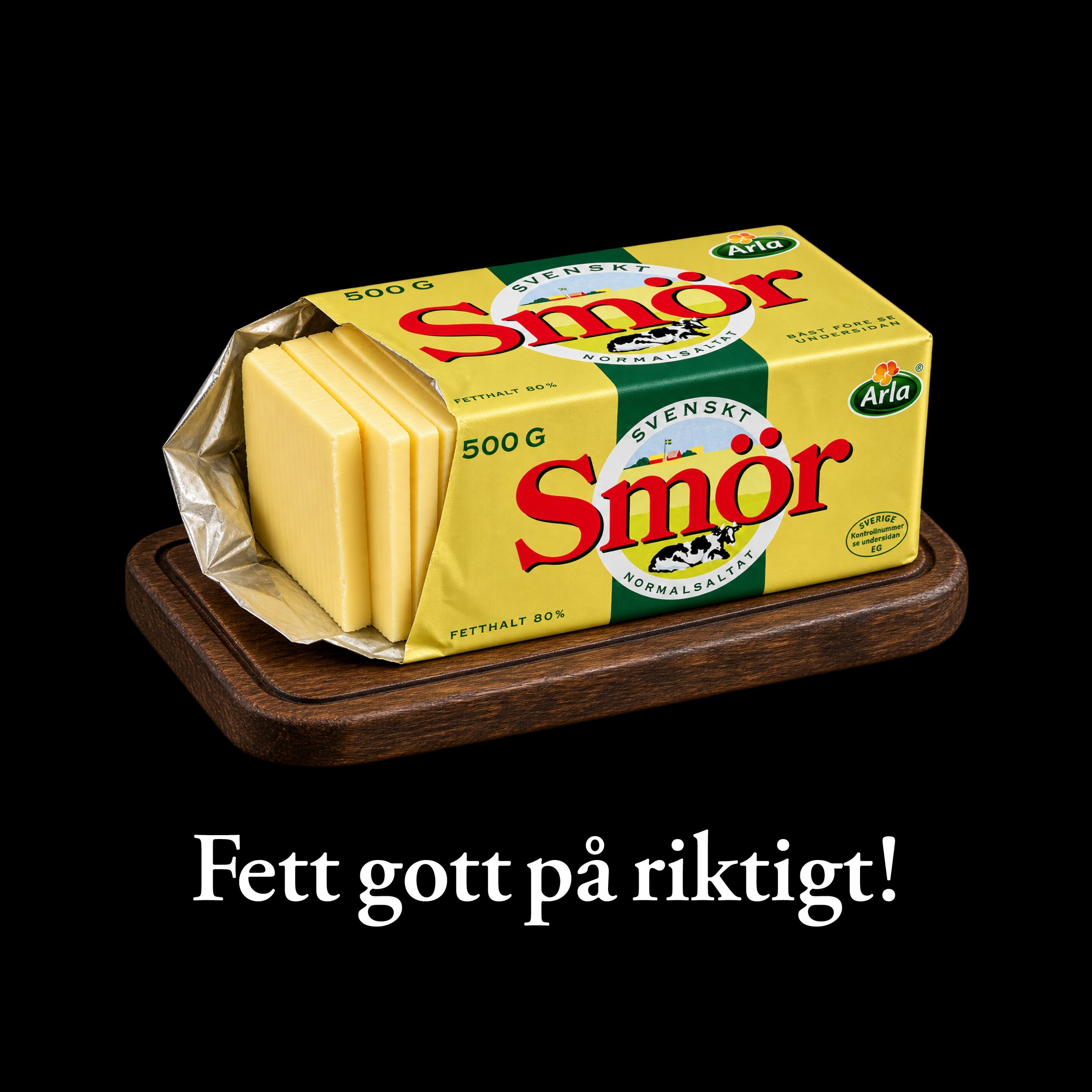 En ostblock av smör på en träram mot en svart bakgrund med texten 'Fett gott på riktigt!'