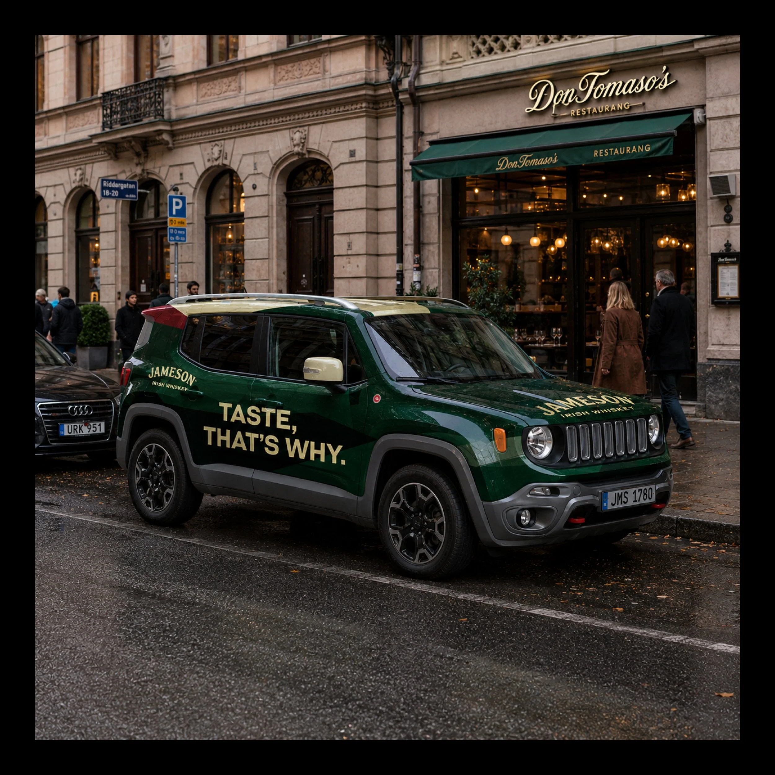 Bild av en stadsgata med en restaurang som heter Don Tomaso's. Det är bilar parkerade framför, inklusive en grön Jameson-reklambil. Gatan är våt, troligen efter regn, och det finns flera människor utanför restaurangen.